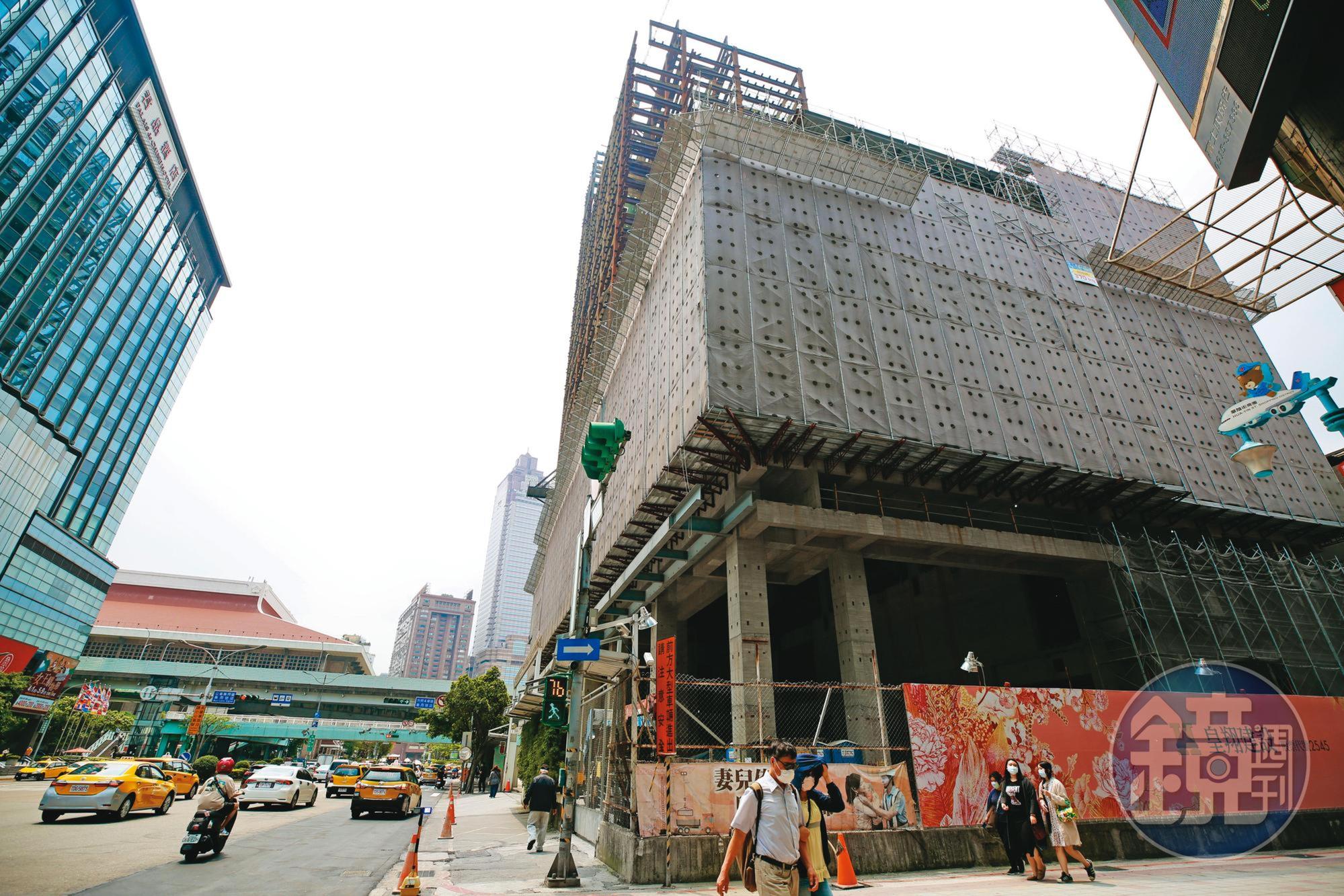 皇翔建設宣布發放4.5元現金股利，殖利率達10％，居營建股之冠。圖為皇翔位在台汽北站設計為辦公大樓的建案。