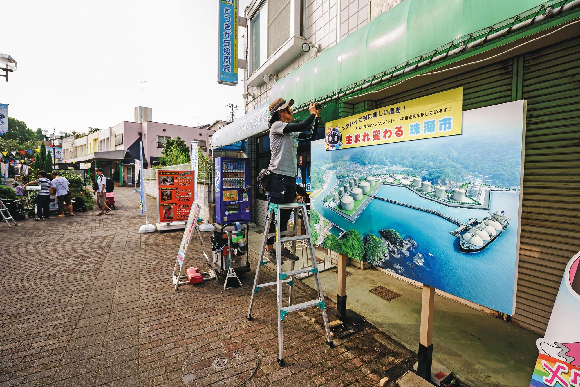 片中虛構城市「珠海市」跨4縣市取景,工作人員在各地都下足功夫布置。(龍祥電影提供)