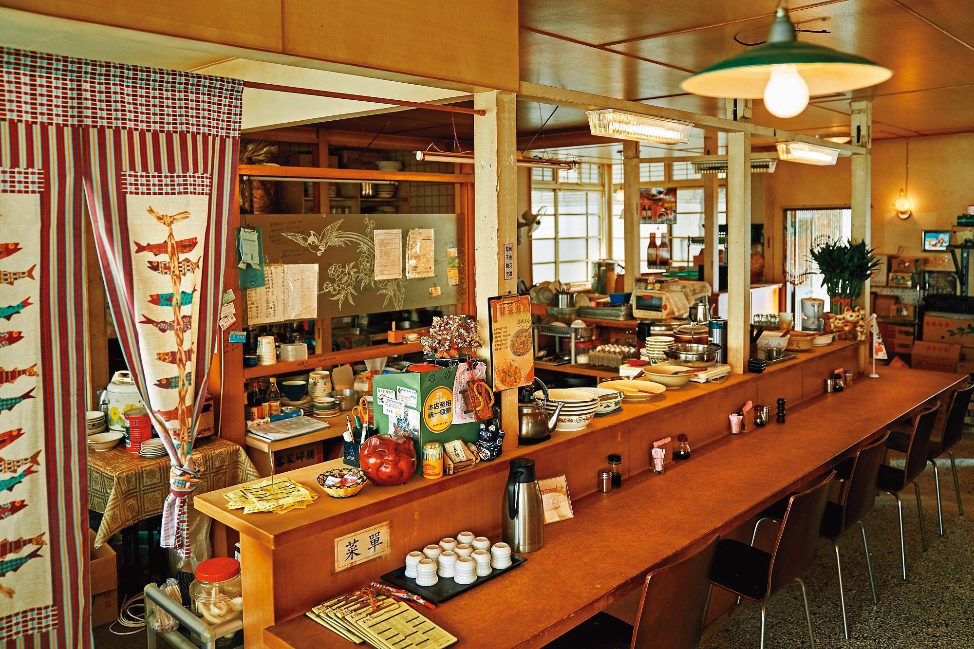 食堂「夏館子」等主景,都是美術組費時搭建。(可米傳媒提供)