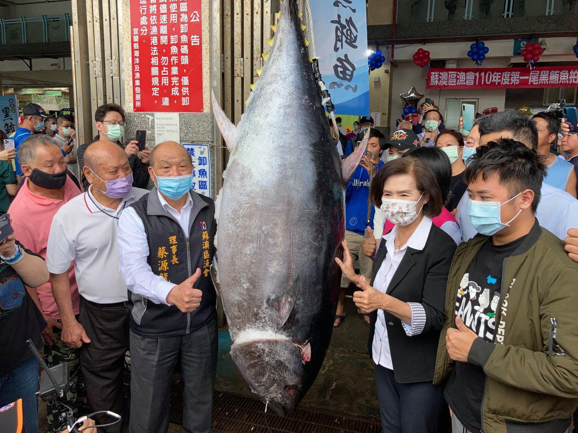 宜蘭縣長林姿妙之前介紹黑鮪魚時驚語「可抑制孩子成長」，引發議論。（翻攝自林姿妙臉書）