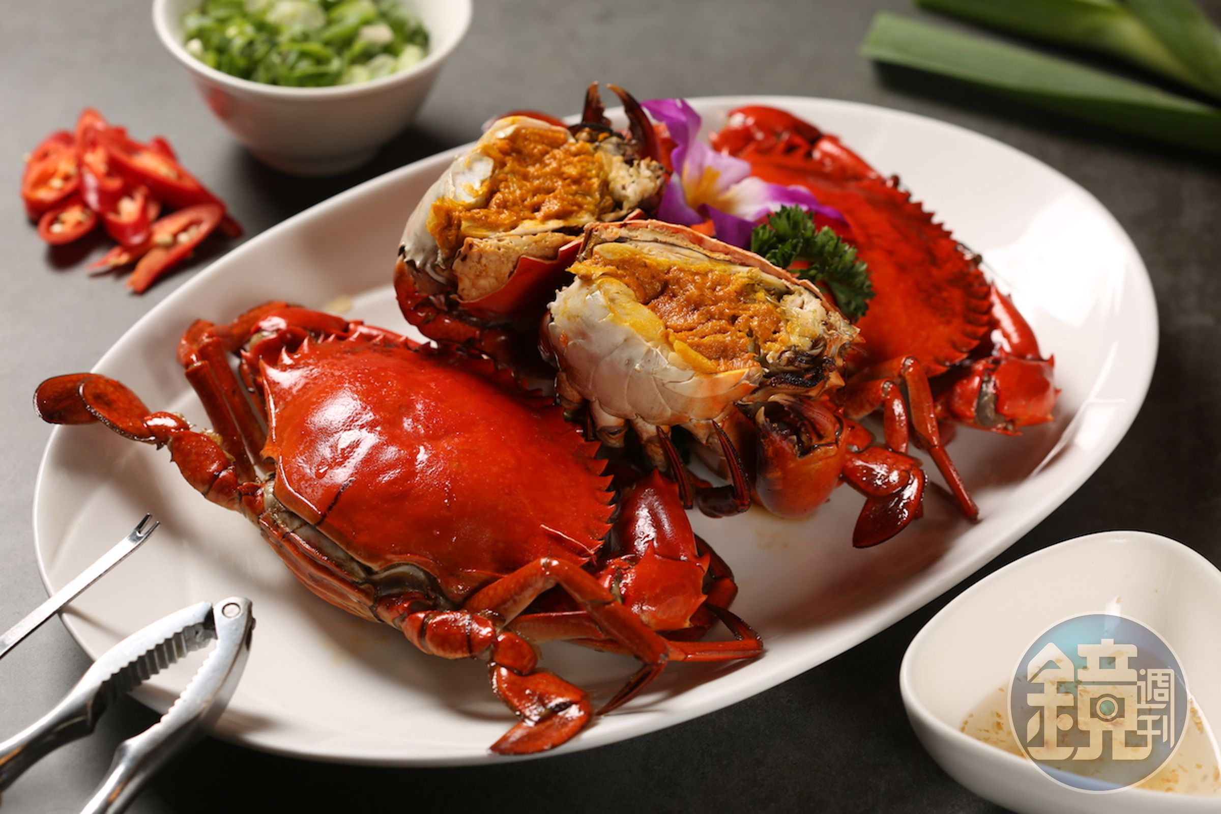 腹膏飽滿的「處女蟳」，鮮濃海味爆棚。（時價，圖中約為1,000元～1,200元／隻）