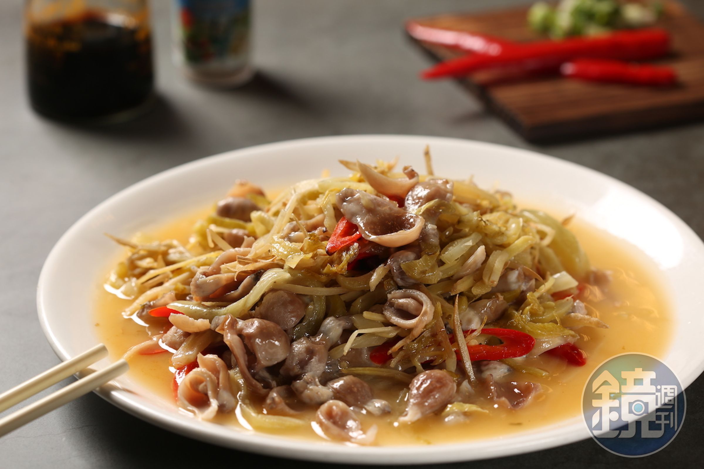 像是薑絲炒大腸的「酸菜魚肚」，其實是彈脆的青蛙肚。（400元／份）