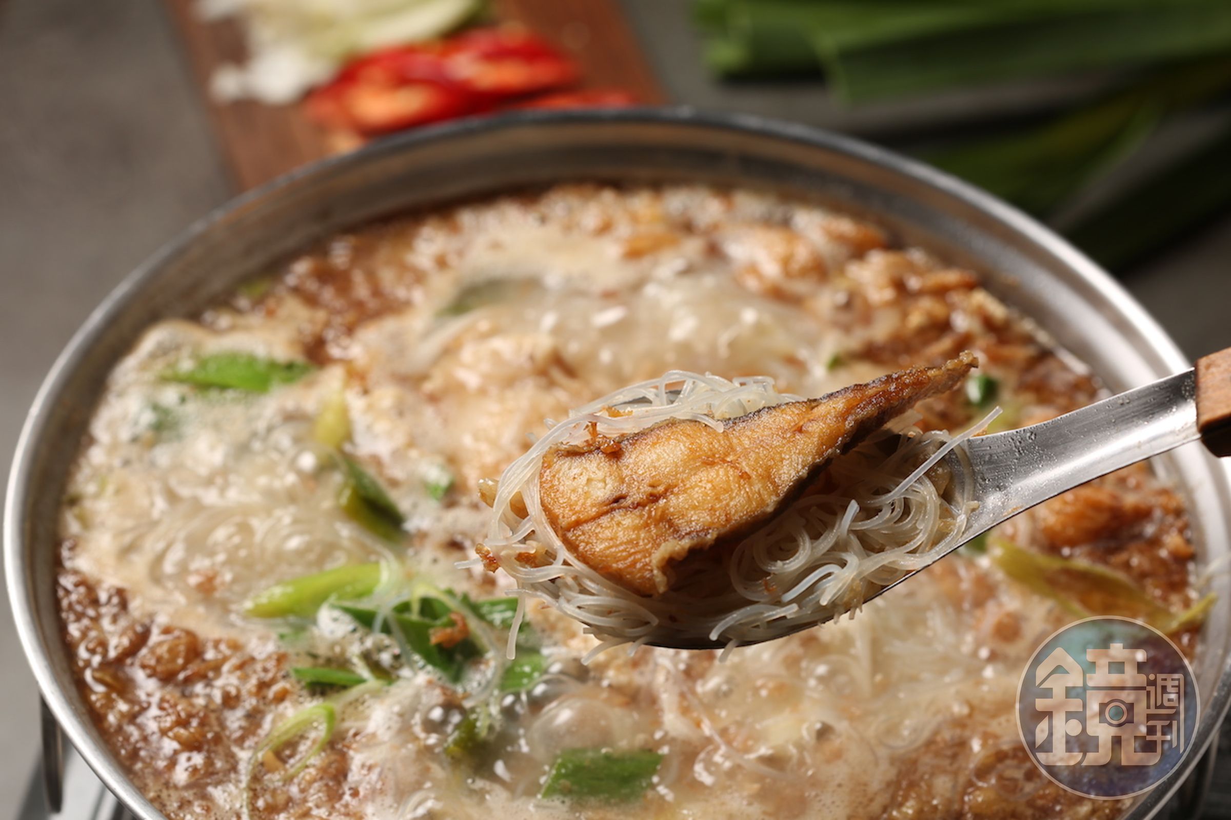 「白鯧米粉」散溢著油蔥香氣，吸足湯汁的魚塊鮮嫩入味。（600元／小份、1,000元／大份）
