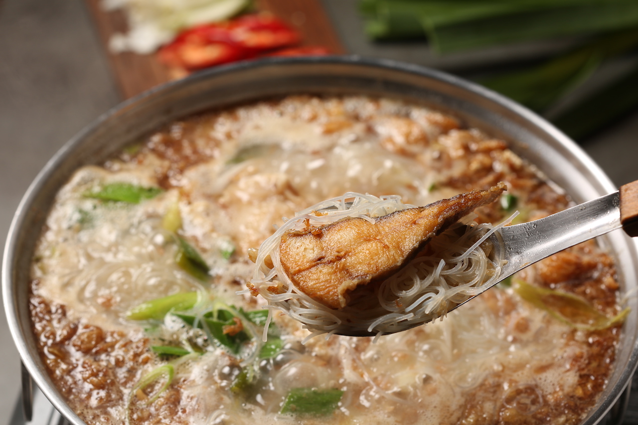 「白鯧米粉」散溢著油蔥香氣，吸足湯汁的魚塊鮮嫩入味。（600元／小份、1,000元／大份）