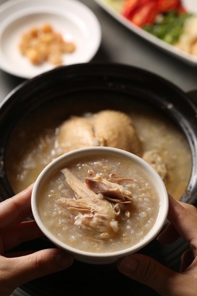 用小土雞、干貝燉煮8小時的「糙米雞粥」香綿鮮醇。（1,200元／份）