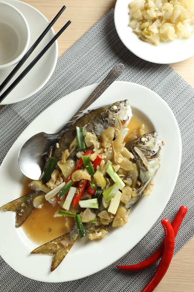 「酸瓜臭肚魚」加入發酵越瓜來搭配魚肉的海藻味道，滋味酸津略苦甘，是道地的澎湖漁家菜。（時價為主，圖中約520元／2隻）