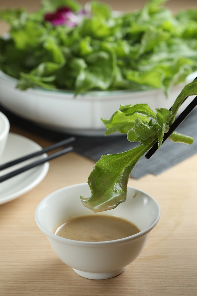 葉厚帶有鹽晶顆粒的「澎湖冰花」，微鹹脆口。（280元／份）
