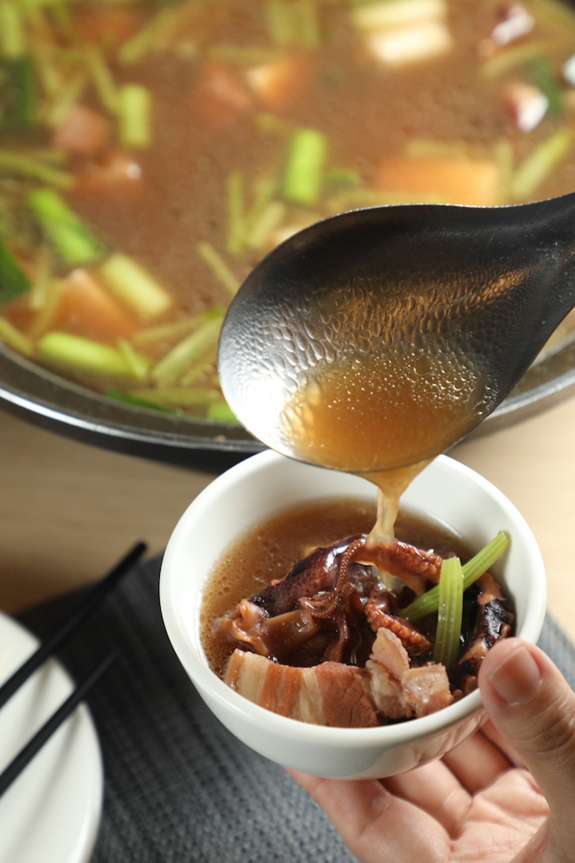 魷魚螺肉蒜在澎湖成了更鹹香濃郁的「石鮔螺肉蒜湯」。（780元／份）