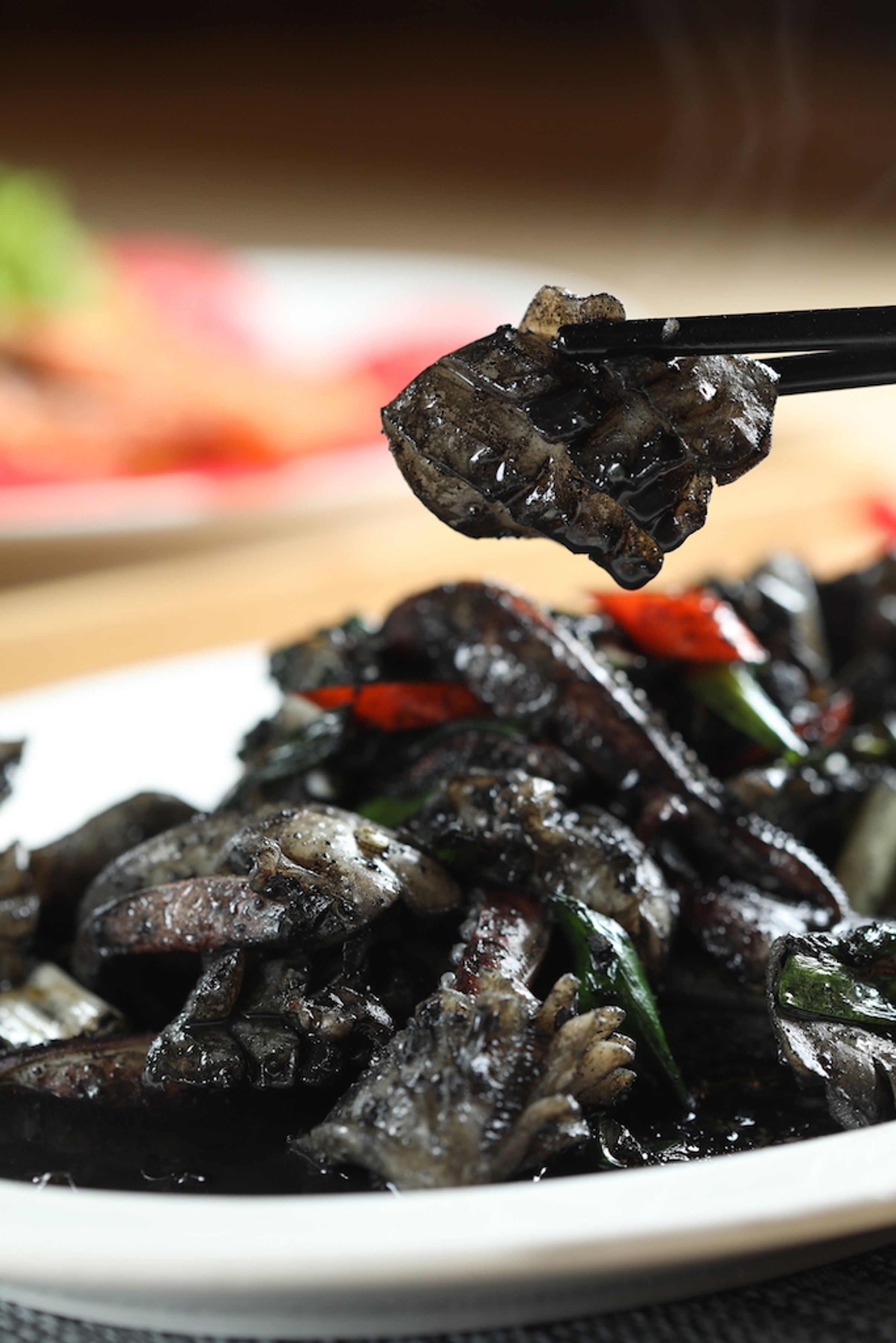 加墨囊炒成的｢墨汁炒小管」Q脆鮮甜。（時價為主，圖中約500元／份）
