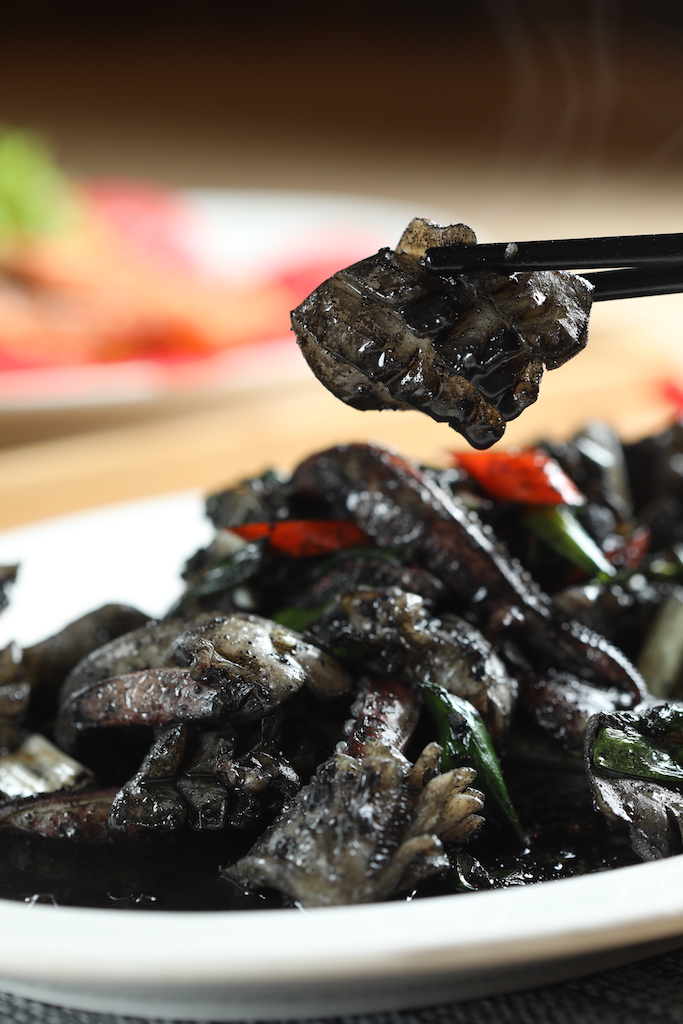 加墨囊炒成的｢墨汁炒小管」Q脆鮮甜。（時價為主，圖中約500元／份）