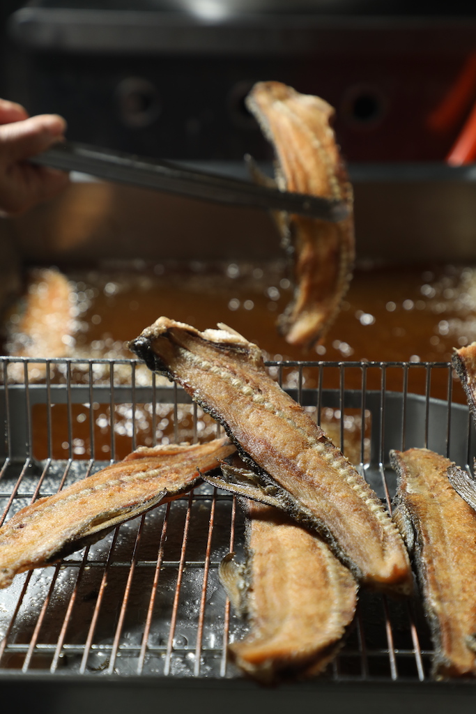 現炸魚背骨，還帶著一層魚肉，鹹香唰嘴。