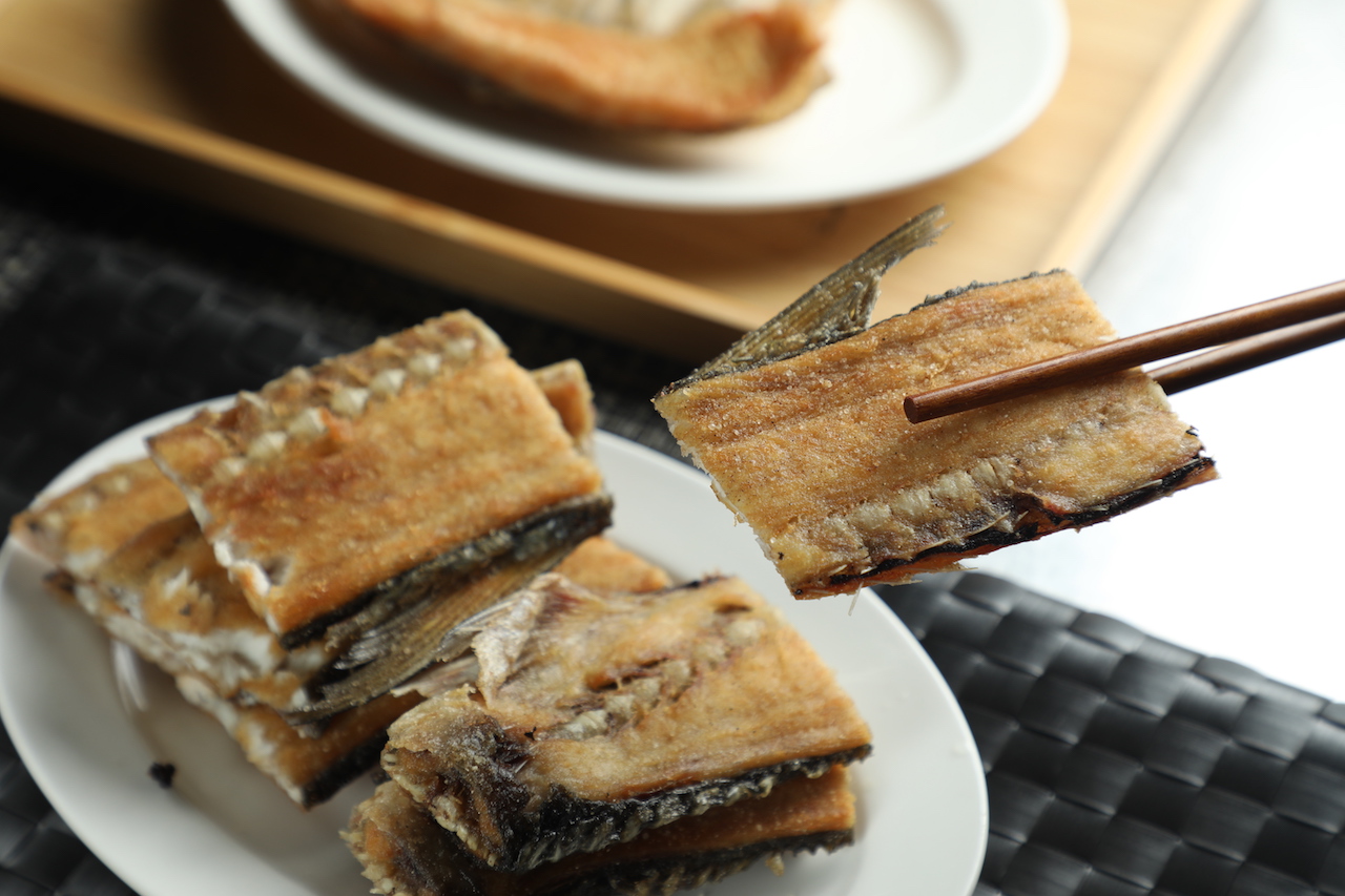 酥香的「香煎魚背骨」，啃得到帶厚度的魚肉，口感滿足。（50元／份）