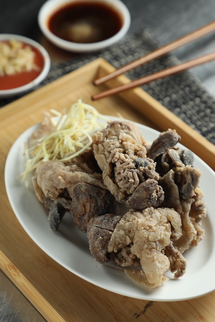 「煎魚腸」咬得到整付的心肝腸腱，Q脆帶苦韻。（50元／份）