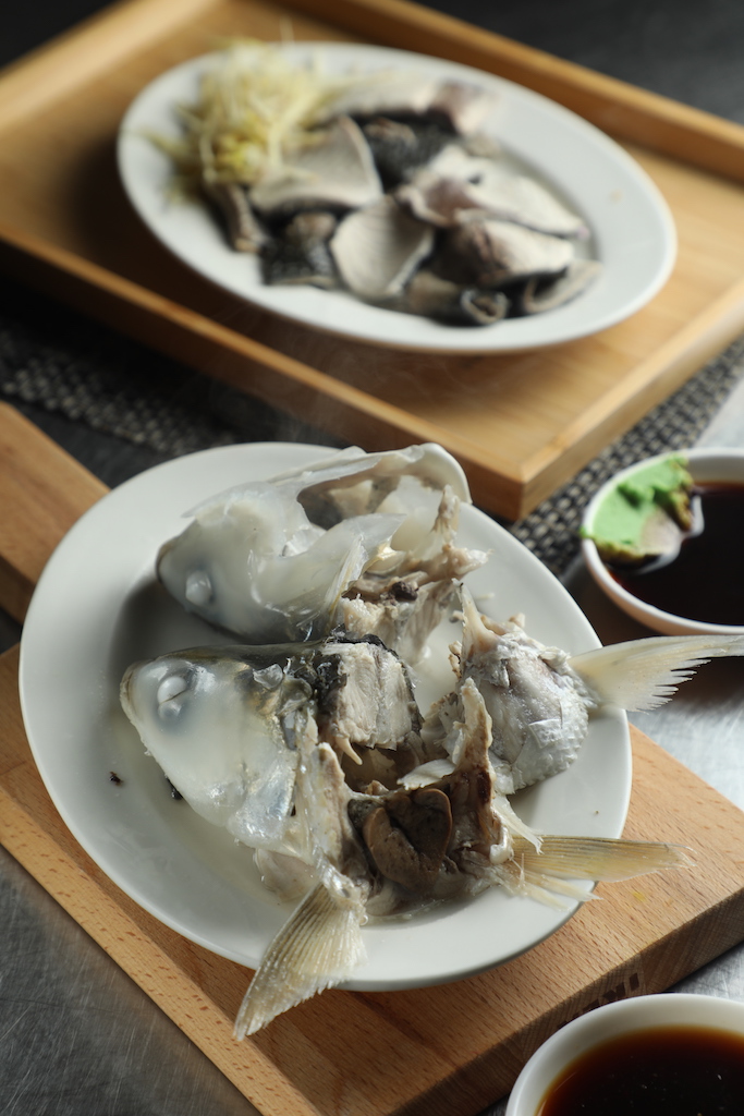 清燙「魚頭（乾）」刺多但膠質鮮美，懂吃老饕都愛這一味。（30元／份）