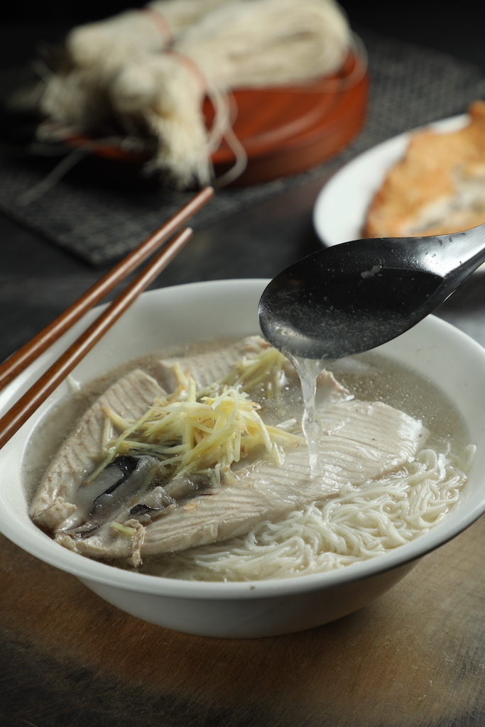大清早來吃一碗「魚肚麵線」，溫暖醒胃。（100元／碗）
