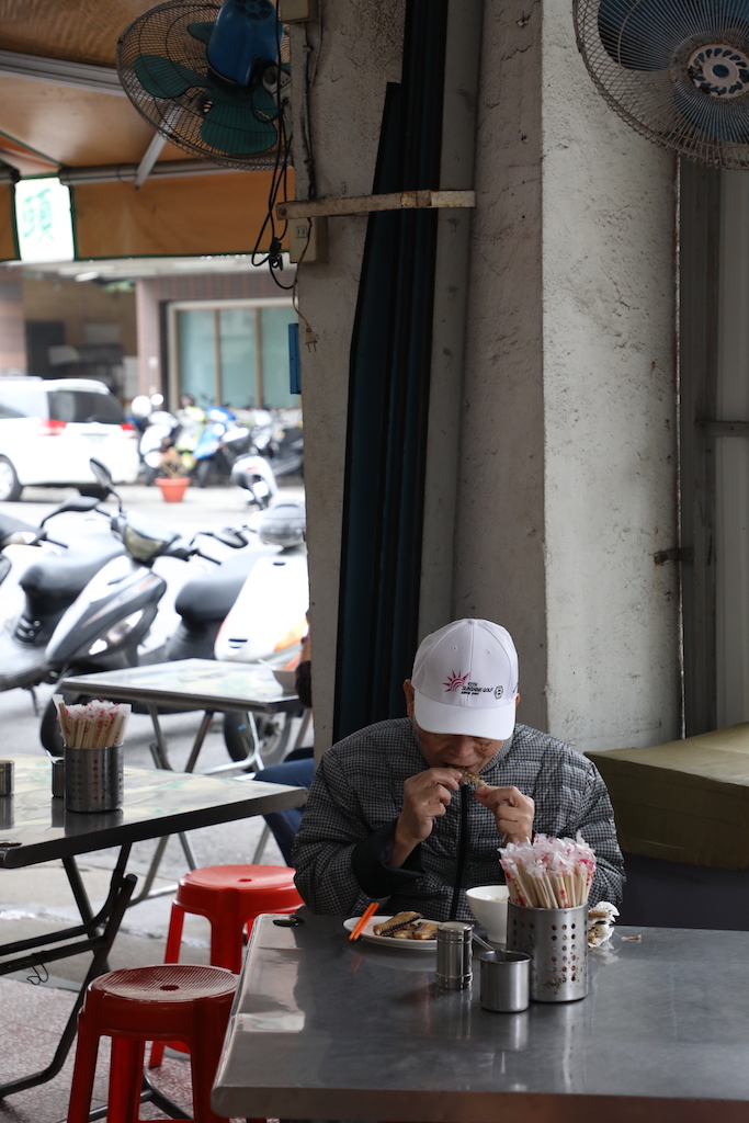 想吃懂香煎魚背骨的美味，就要學這位北北出動手指啃得香噴噴。