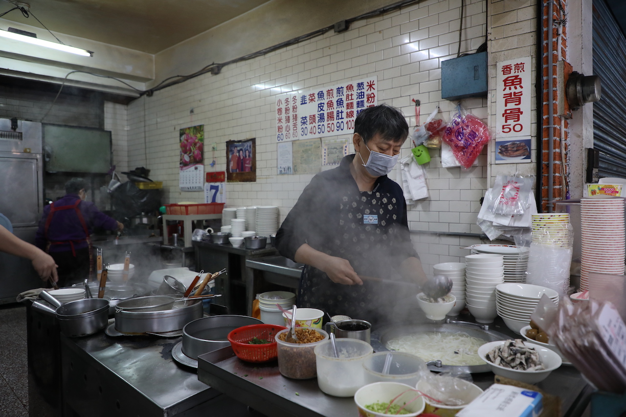 這間60年老攤「阿忠虱目魚粗米粉」每天用高湯氤氳，喚醒高雄的早晨。