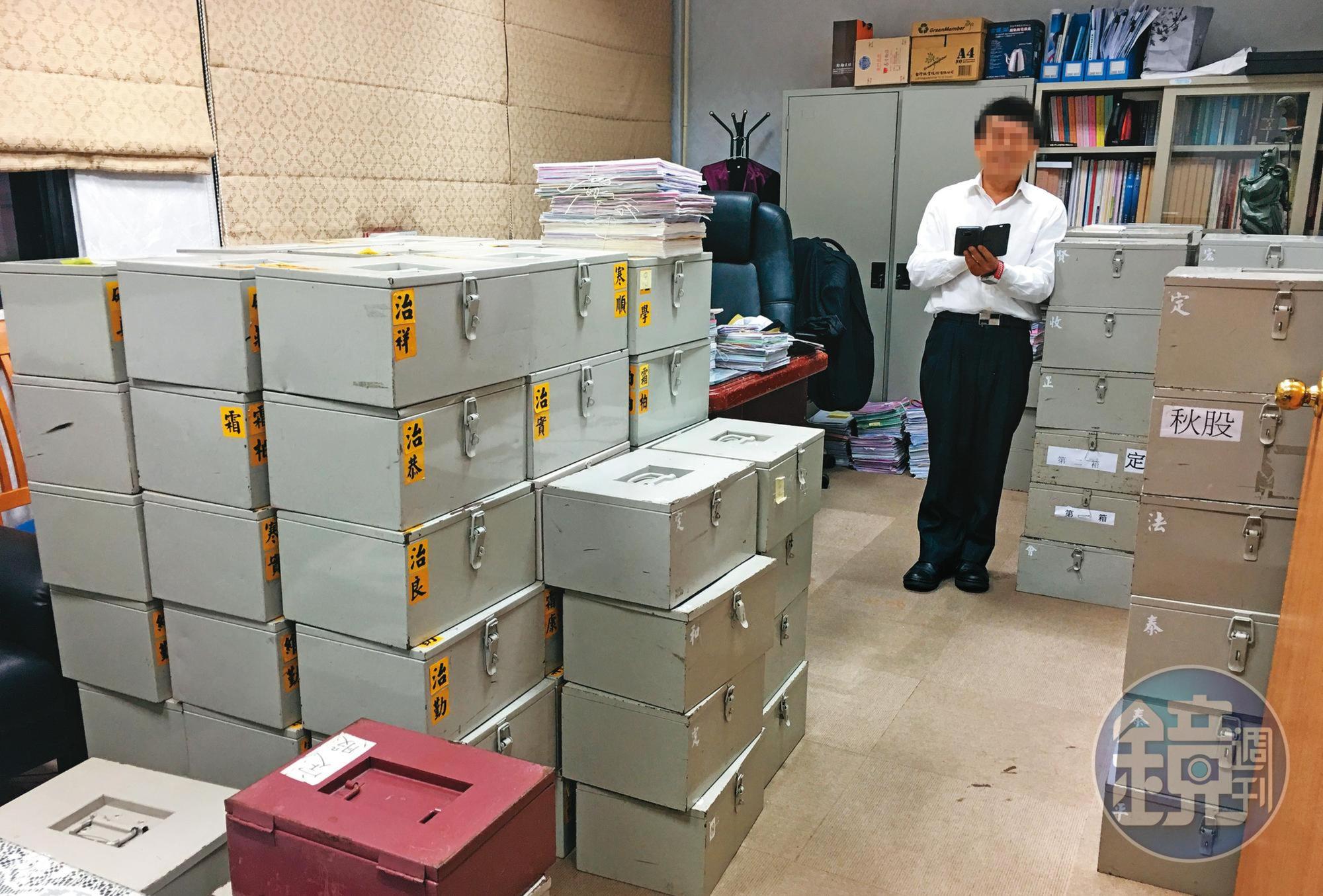檢察官結案後會將書類與卷宗裝箱送審，每天在襄閱主任檢察官室都可看到堆滿待審箱子，工作量可想而知。