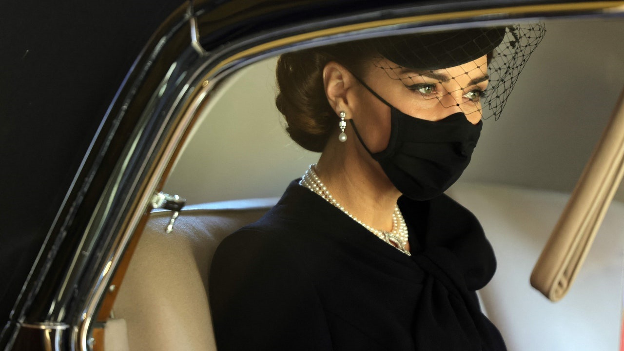 凱特王妃18日出席菲利浦親王葬禮，一身打扮再次引起關注。（翻攝g3cafe推特）