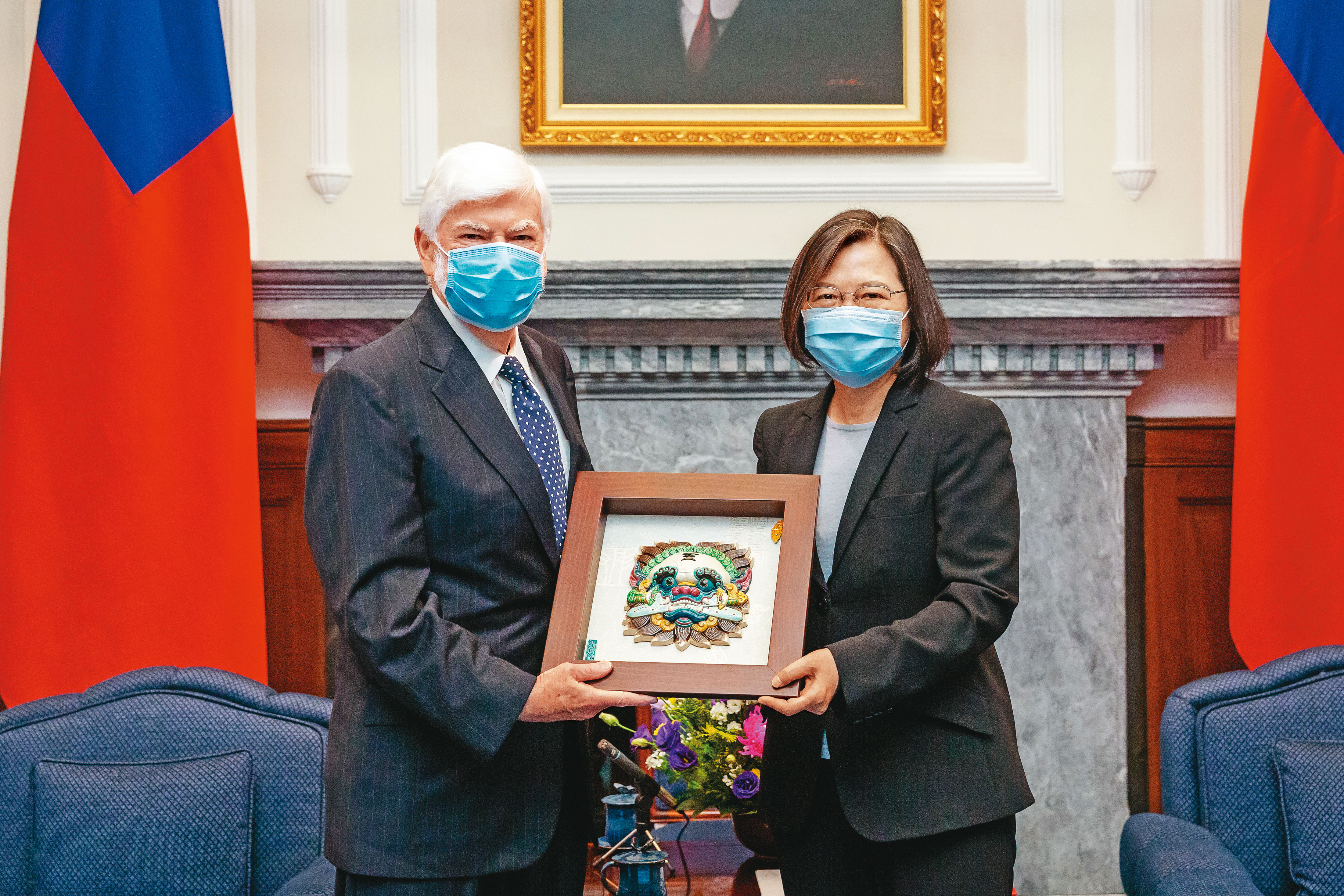 在內政上始終跌跌撞撞的蔡英文（右），在天時地利的配合下，逐漸在外交上為台灣殺出一條血路。左為美國前參議員陶德。（總統府提供）