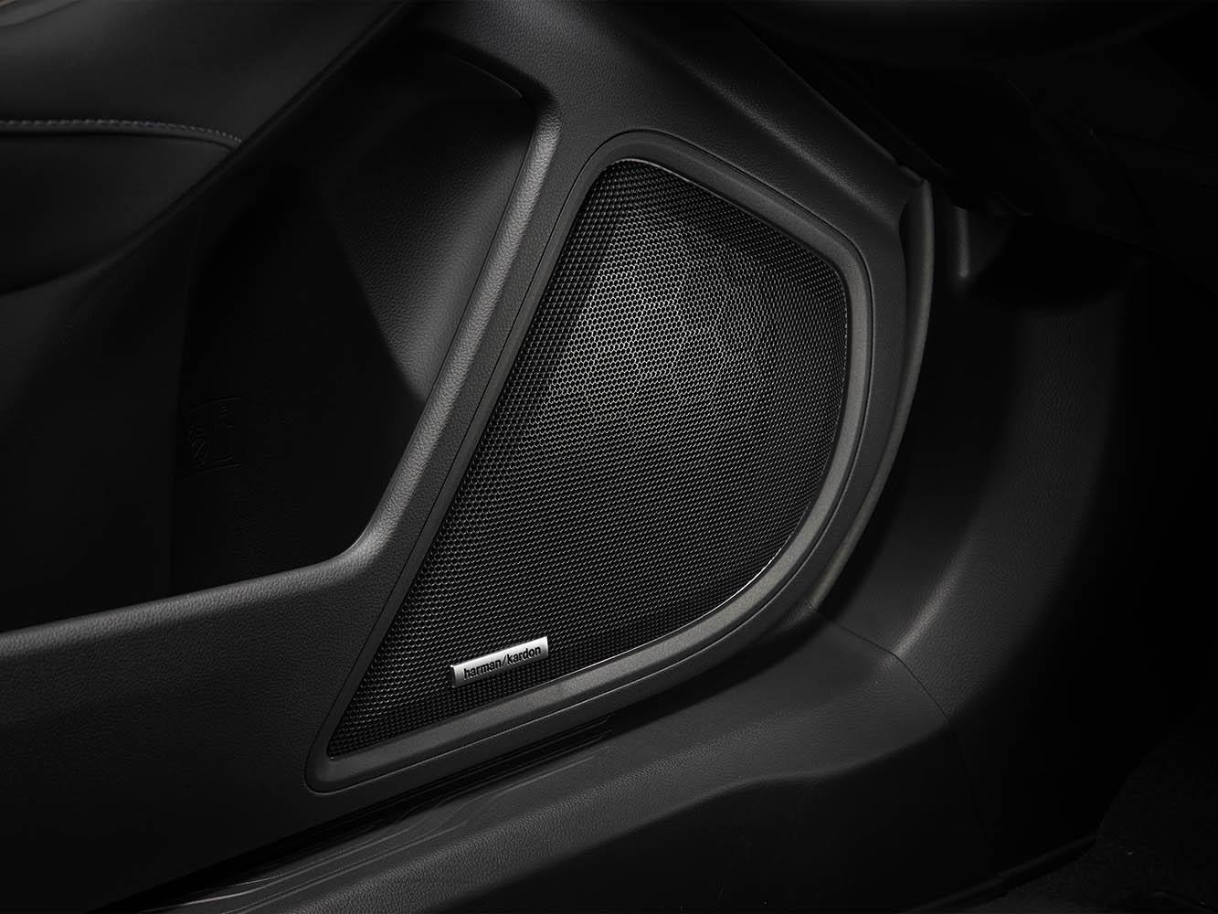 標配Harman Kardon頂級音響，以12隻揚聲器營造出劇院感。