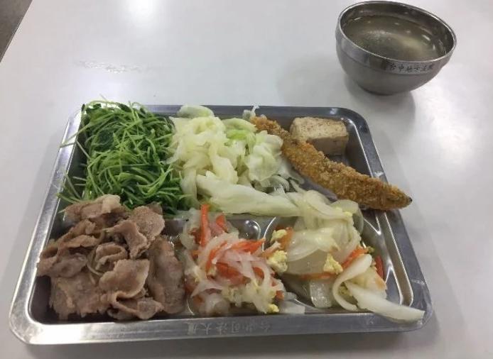 台中女中畢業的網友分享，台中地院自助餐4菜1肉1魚1湯只要35元。（翻攝自Dcard）