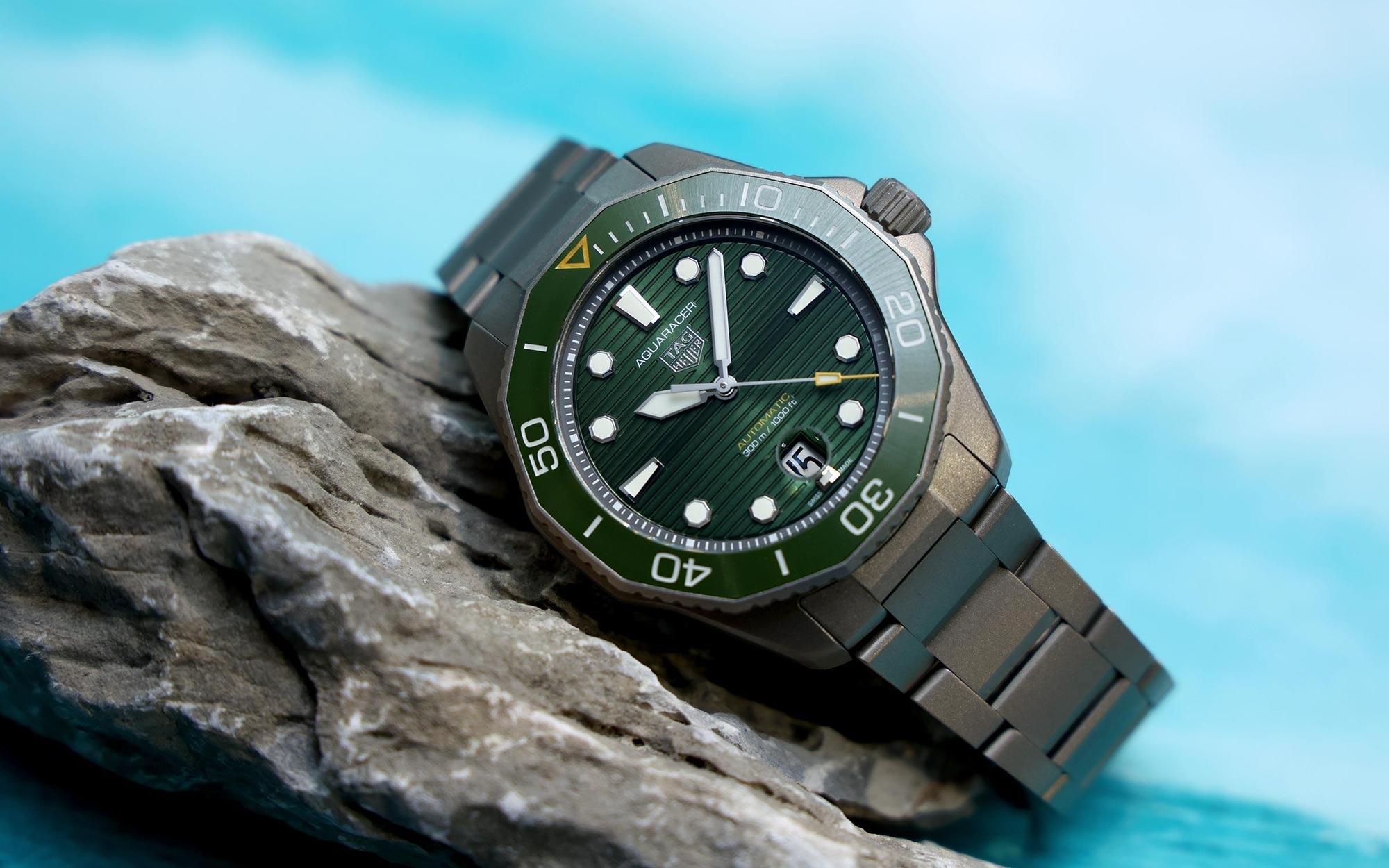 鈦金屬錶殼的Aquaracer，改以綠面加上綠色陶瓷錶圈，定價NT$138,000。