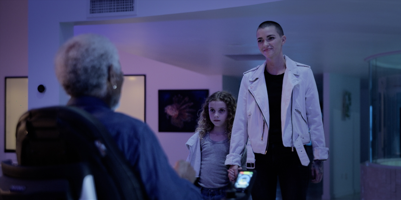 露比蘿絲片中演出單親媽媽，令她想起自己也是被同為單親的媽媽撫養長大，因此特別有共鳴。（車庫娛樂）