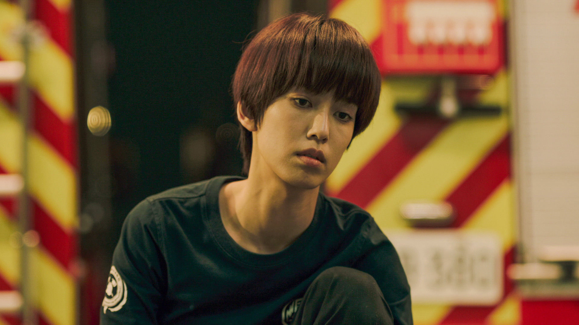 陳庭妮在《火神的眼淚》中，面對工作上的失意，雙眼無神的在車庫收拾器材。（公共電視、myVideo提供）