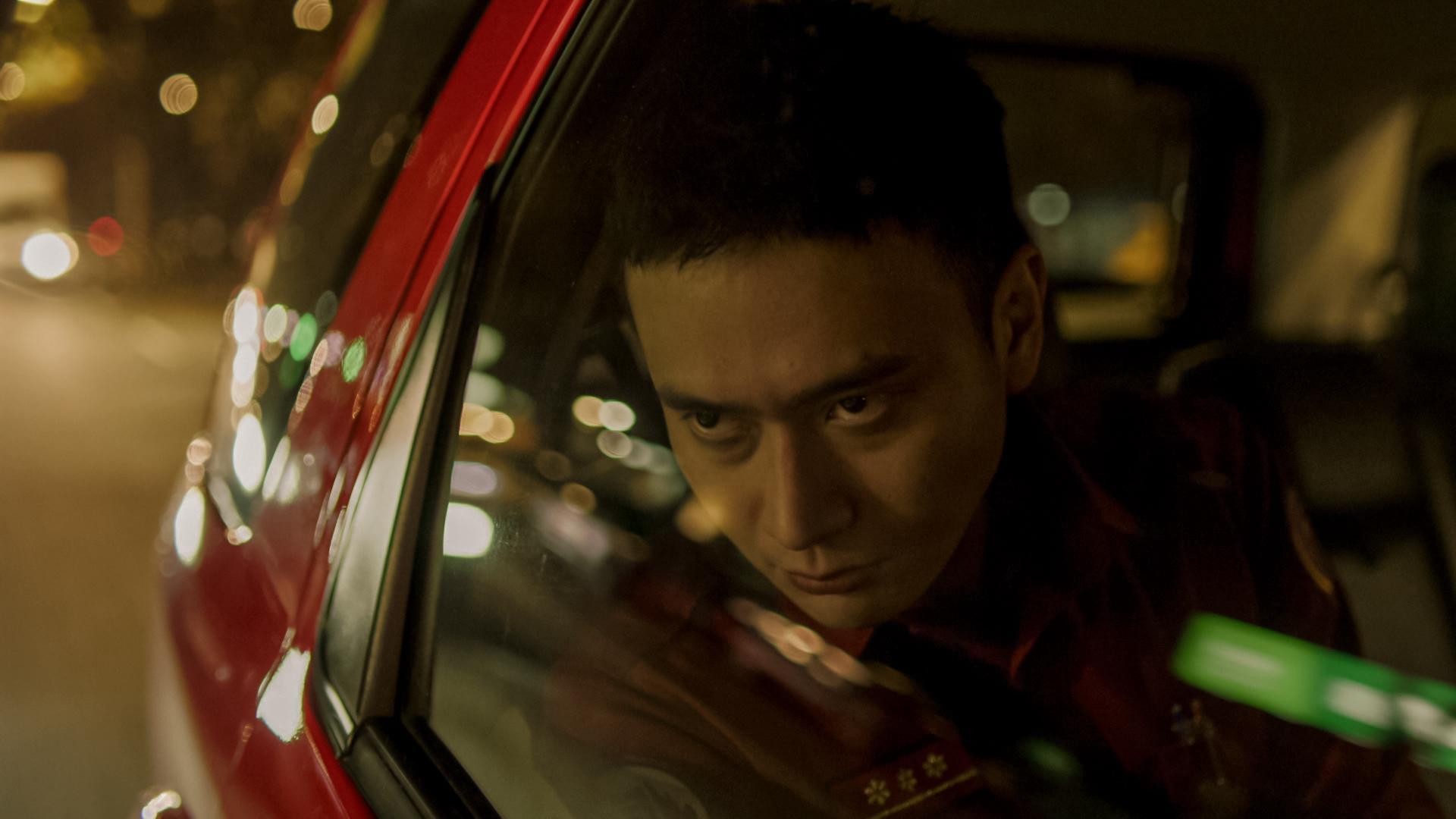 劉冠廷在《火神的眼淚》中工作面臨挫折情緒掙扎。（公共電視、myVideo提供）