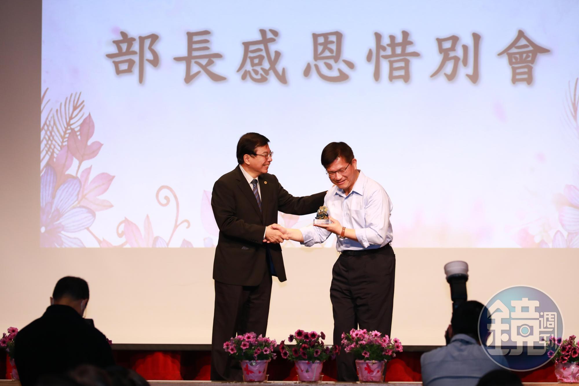 林佳龍(右)因台鐵事故請辭後,新任交通部長由「最強工具人」王國材(左)接任。