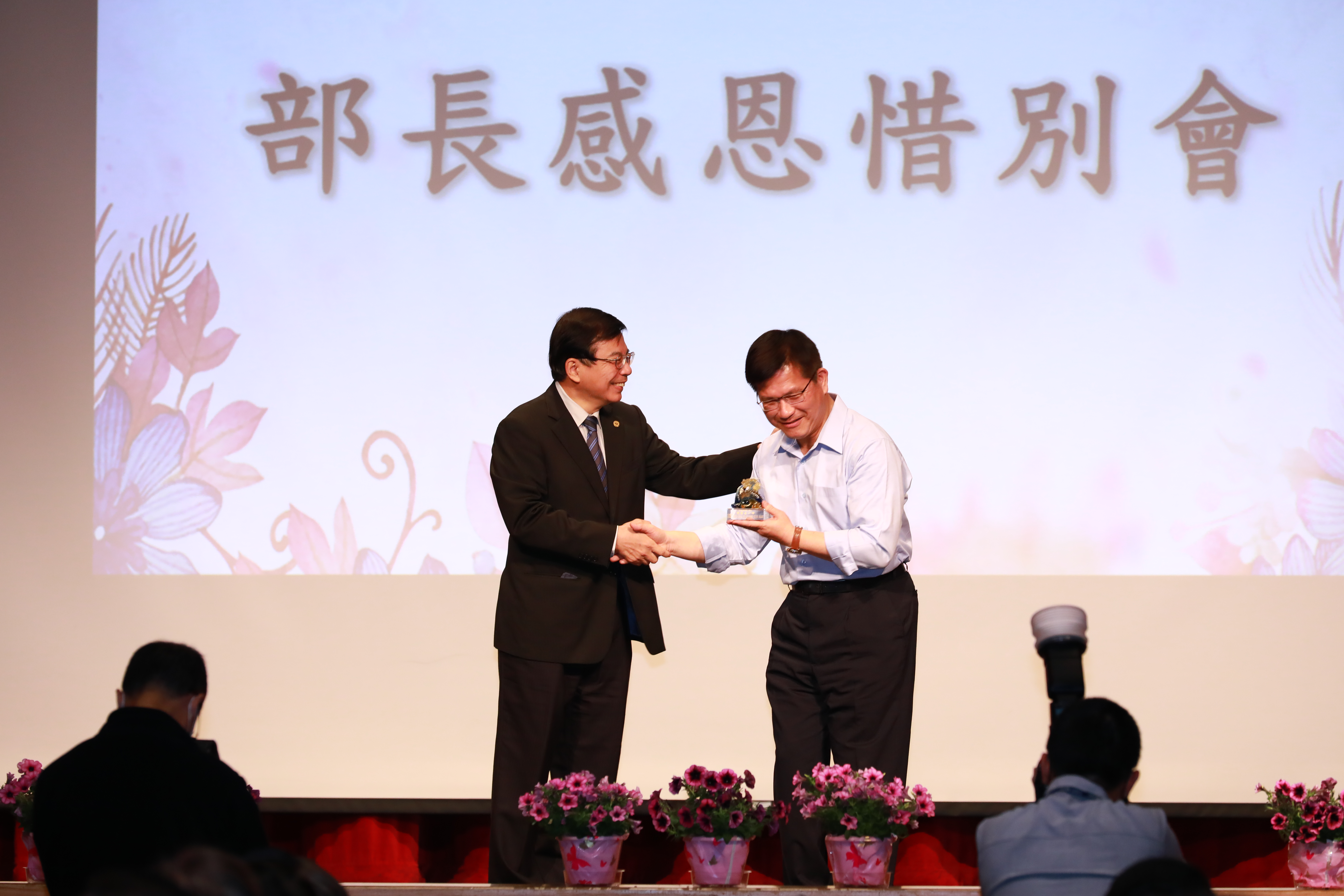 林佳龍（右）因台鐵事故請辭後，新任交通部長由「最強工具人」王國材（左）接任。