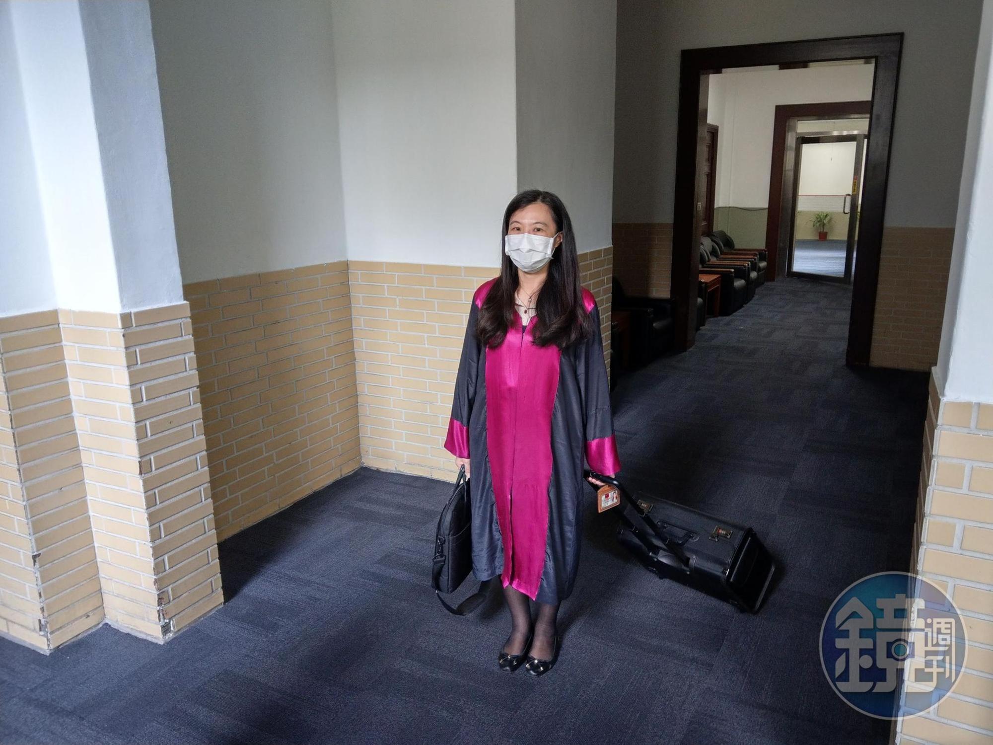 高檢署蒞庭檢察官陳佳秀以「失衡的天平」為題,自製40頁投影片向法官說明案情,直指當年檢調與翁不當往來造成冤案,期盼合議庭准予再審。