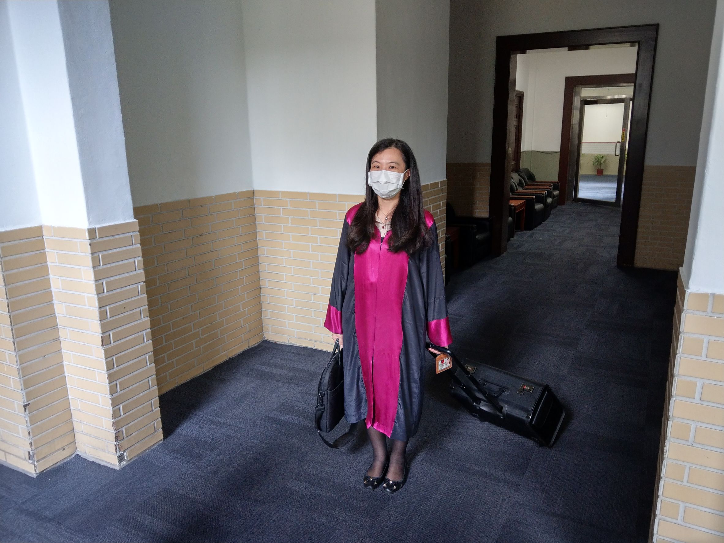 高檢署蒞庭檢察官陳佳秀以「失衡的天平」為題，自製40頁投影片向法官說明案情，直指當年檢調與翁不當往來造成冤案，期盼合議庭准予再審。