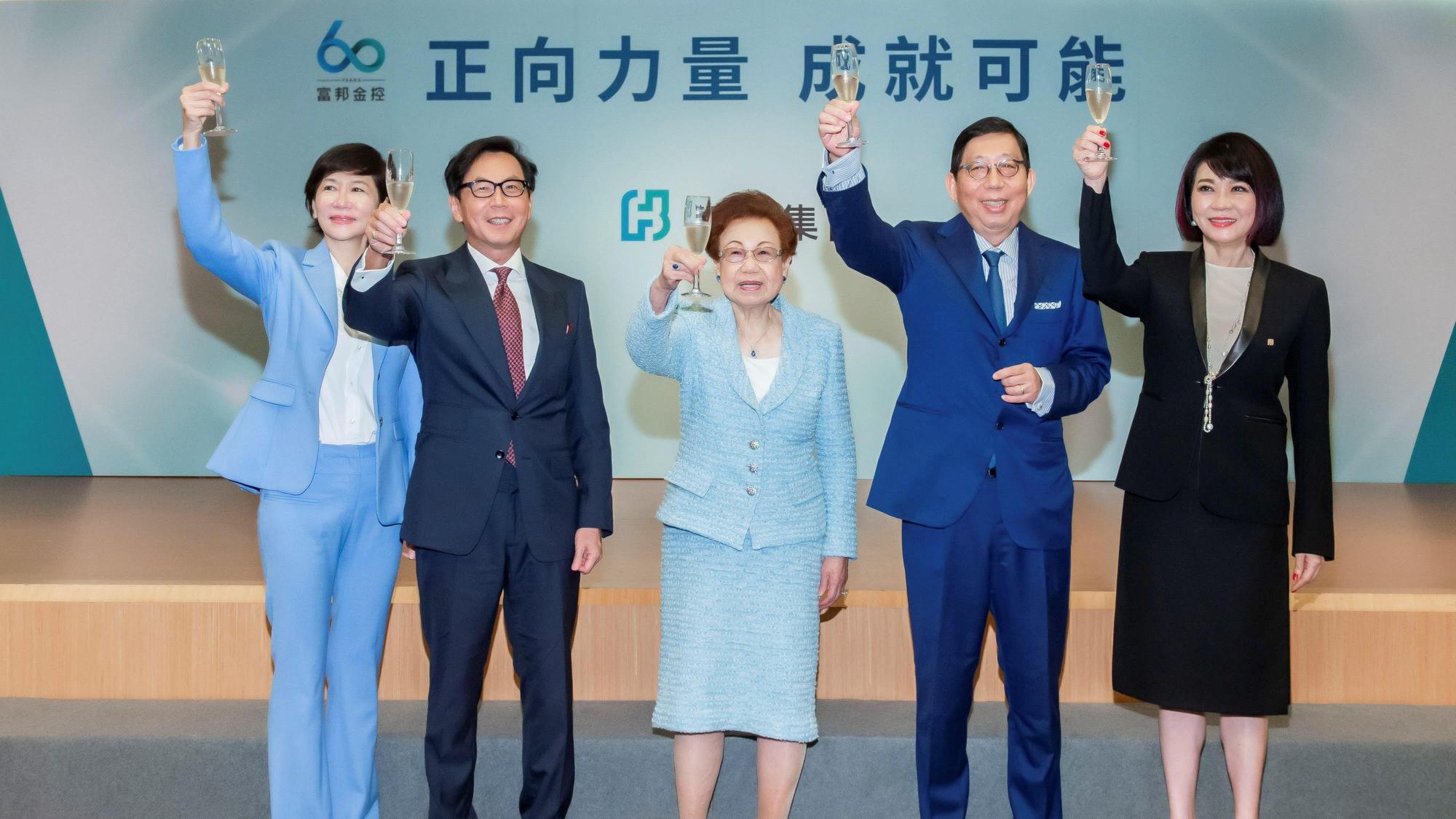 富邦集團慶生滿60週年,富邦集團董事長蔡明忠和富邦金董事長蔡明興兄弟歡慶。(富邦提供)