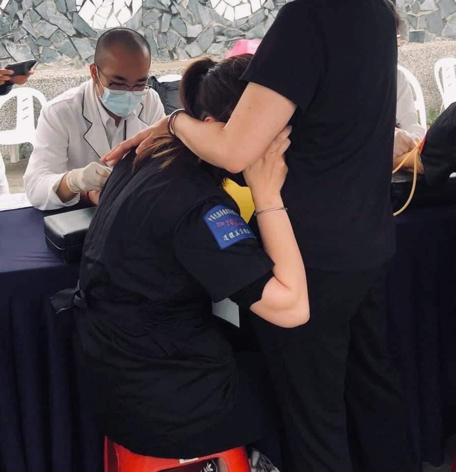 修補遺體的過程中修復團隊自己也弄得滿是傷痕。(翻攝自76行者遺體美容修復團隊)