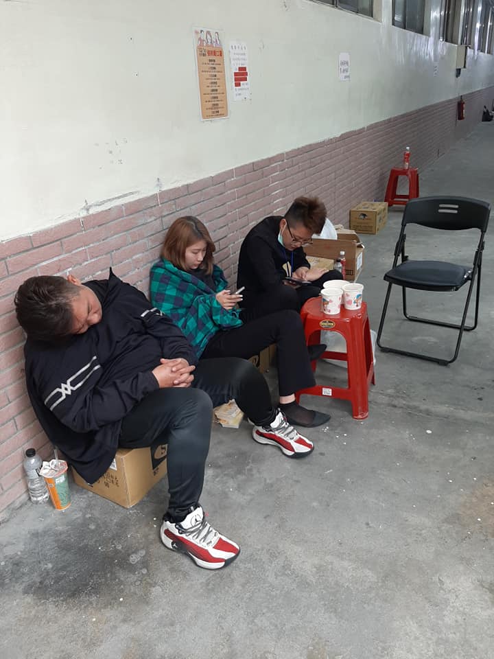 為了把握時間修復遺體,許多修復師是輪班上陣,並自己利用空檔在一旁加減休息補眠。(翻攝自王薇君臉書)