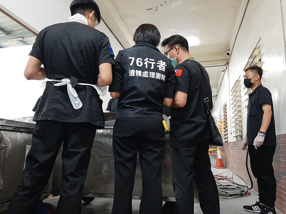 76行者團隊在事發第一時間即前往現場協助相關修復工作。(翻攝自王薇君臉書)