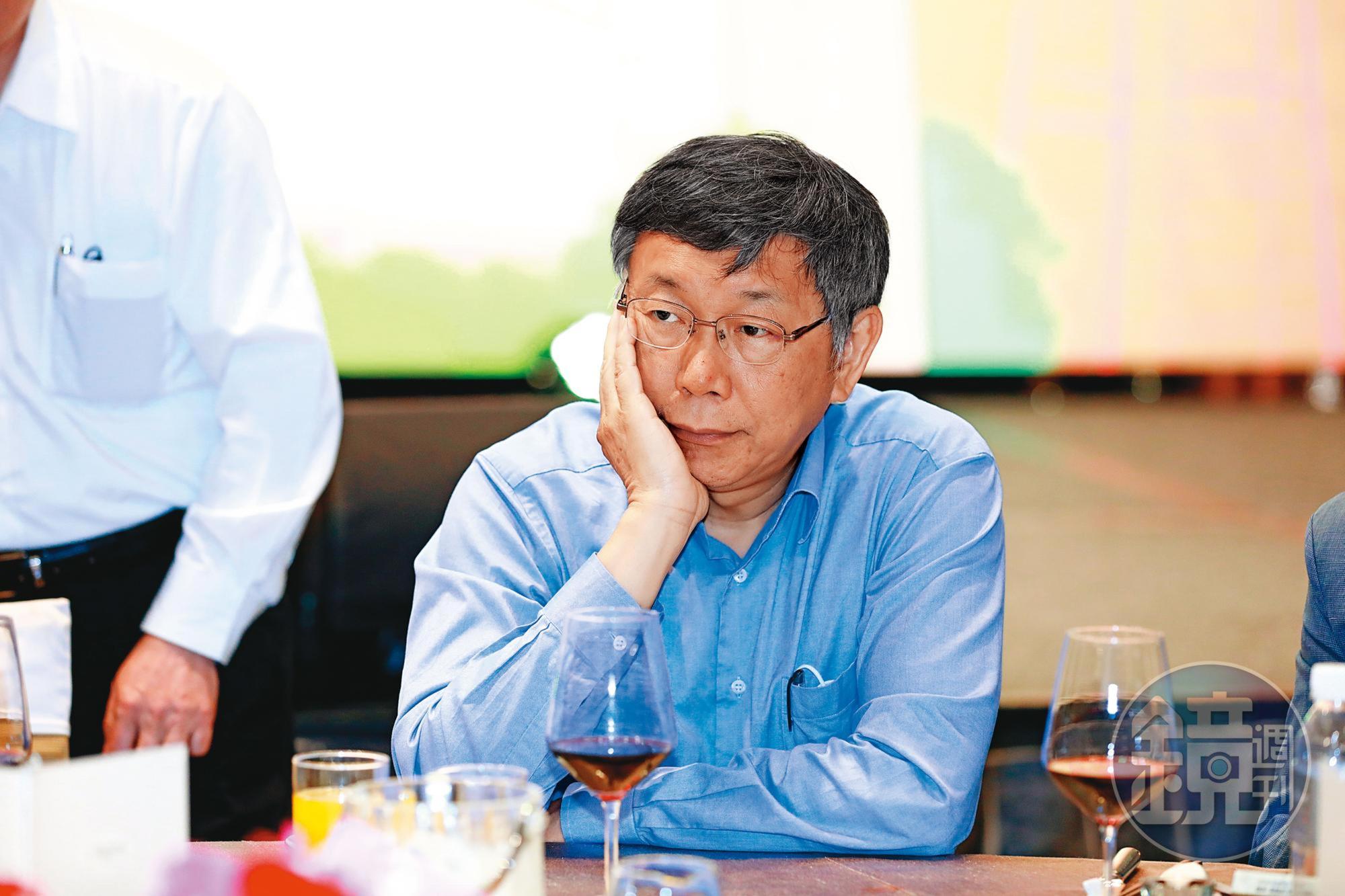 一直標榜不藍不綠的柯文哲,曾在去年一場不公開的內部共識營上調查柯營重要成員的國族認同,結果光譜落在中間偏獨。