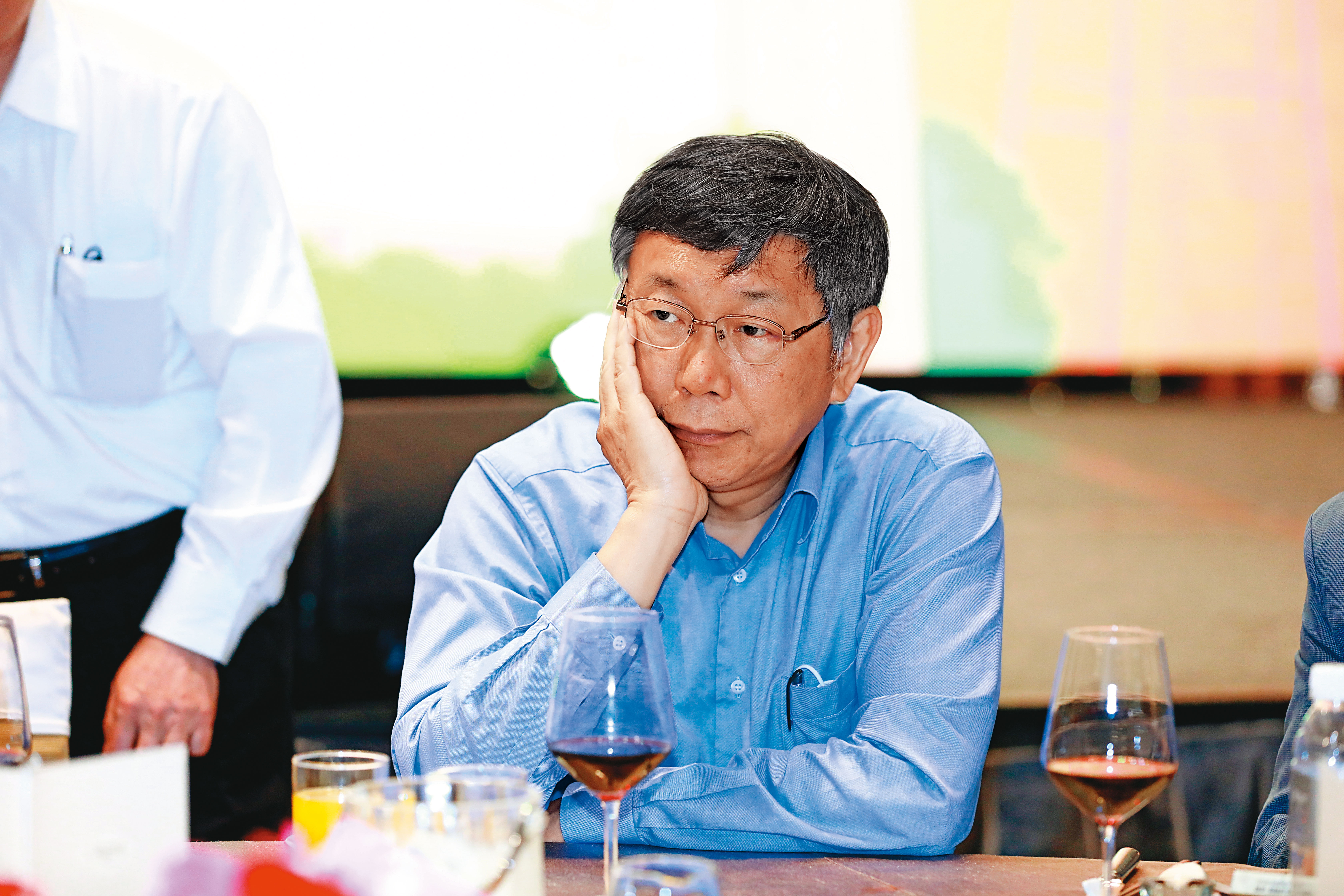 一直標榜不藍不綠的柯文哲，曾在去年一場不公開的內部共識營上調查柯營重要成員的國族認同，結果光譜落在中間偏獨。