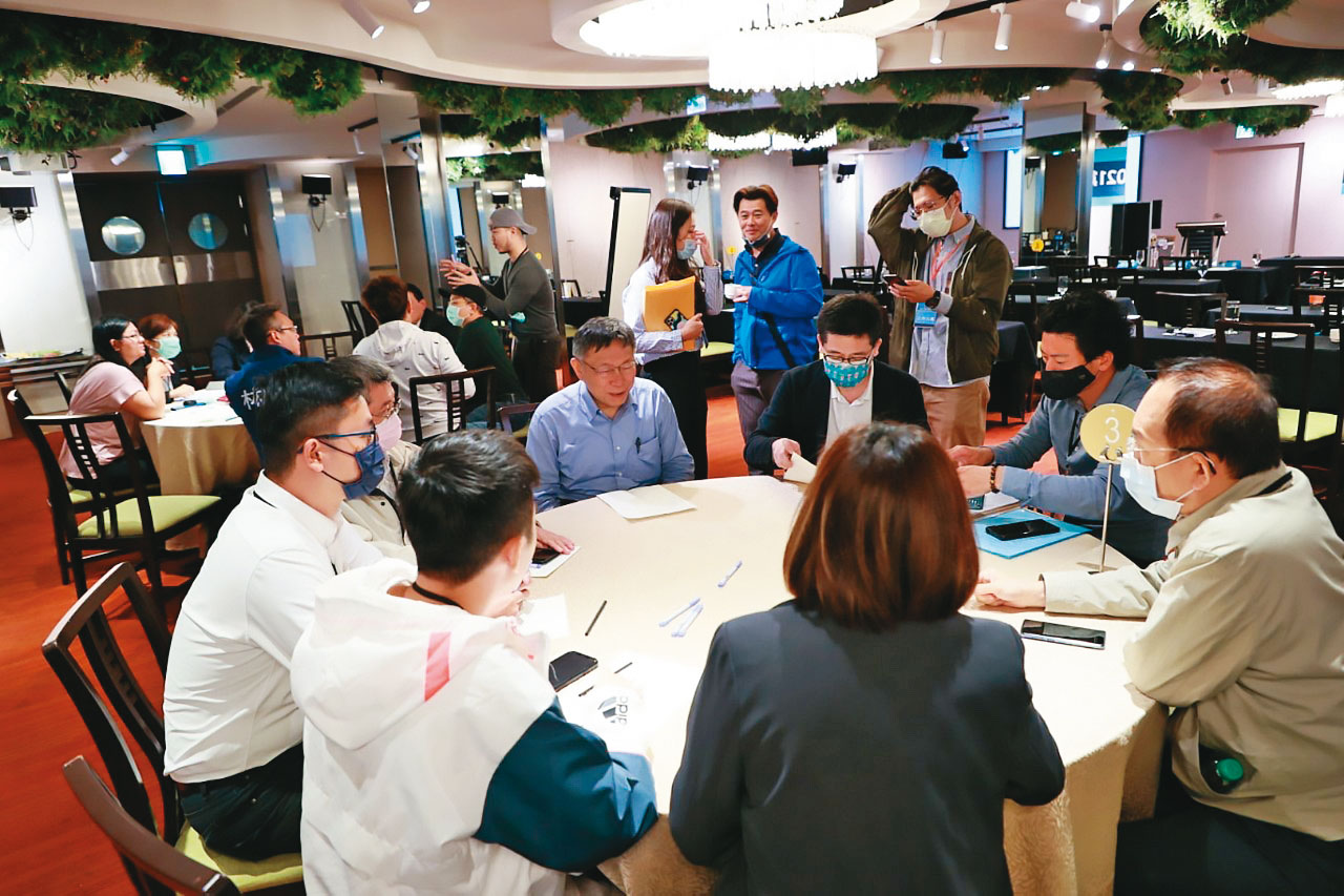 據轉述,柯文哲在與黨代表的共識營上,要大家在統獨議題不要掉進藍綠設定的戰場裡。(民眾黨提供)