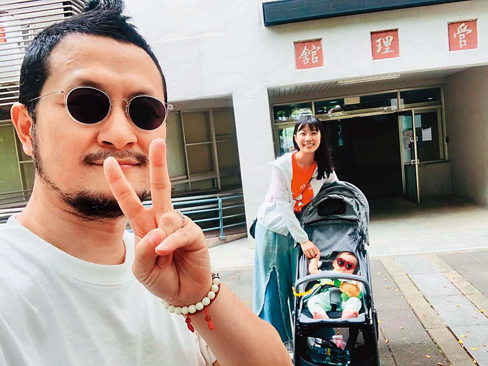 九把刀（左）經常在臉書分享與老婆周亭羽（中）、寶貝女兒魯拉拉（下）的互動。（翻攝自九把刀臉書）