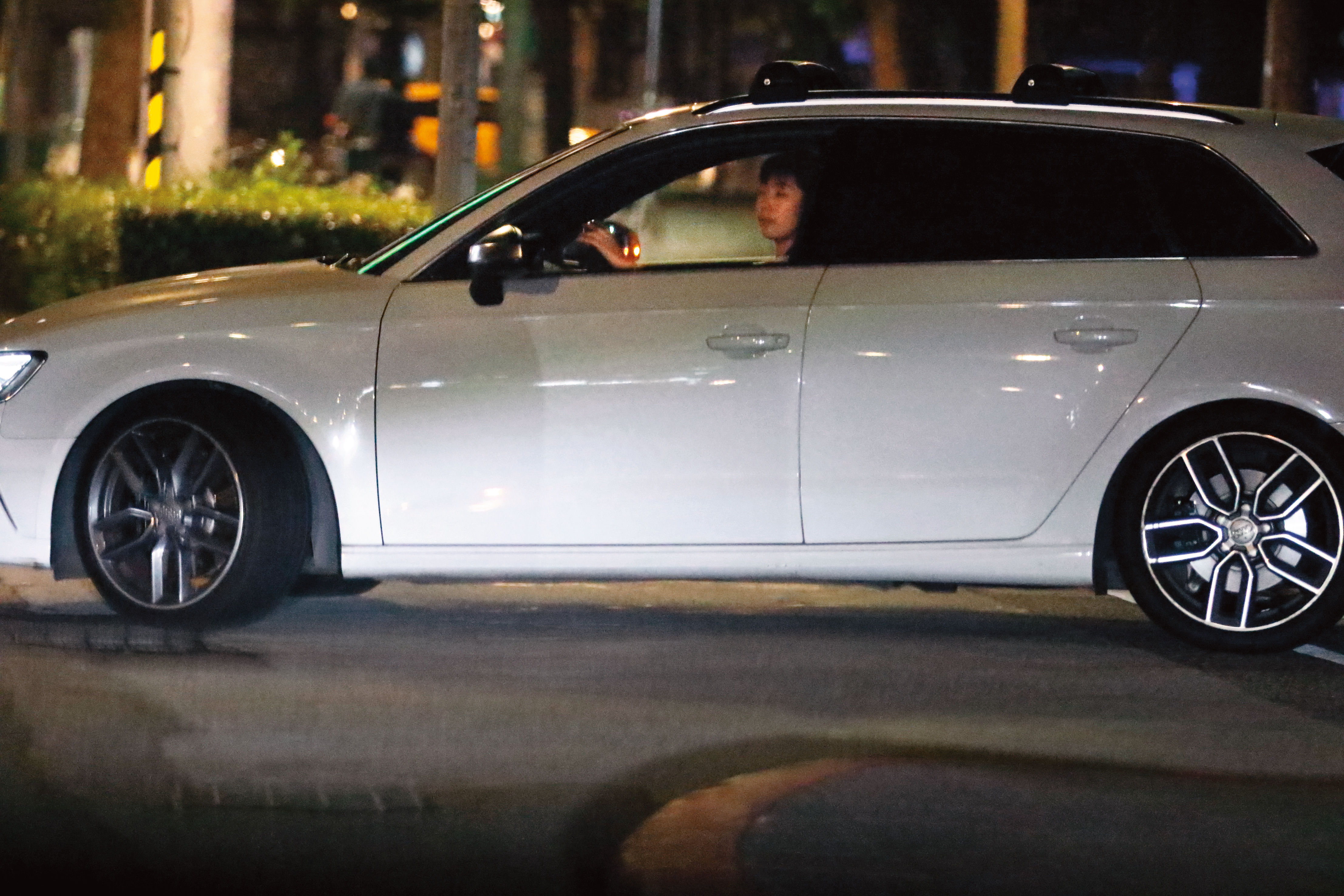 00:39 之後，由周亭羽負責開車回家、九把刀則坐副駕，女方駕駛技術稍嫌生澀。