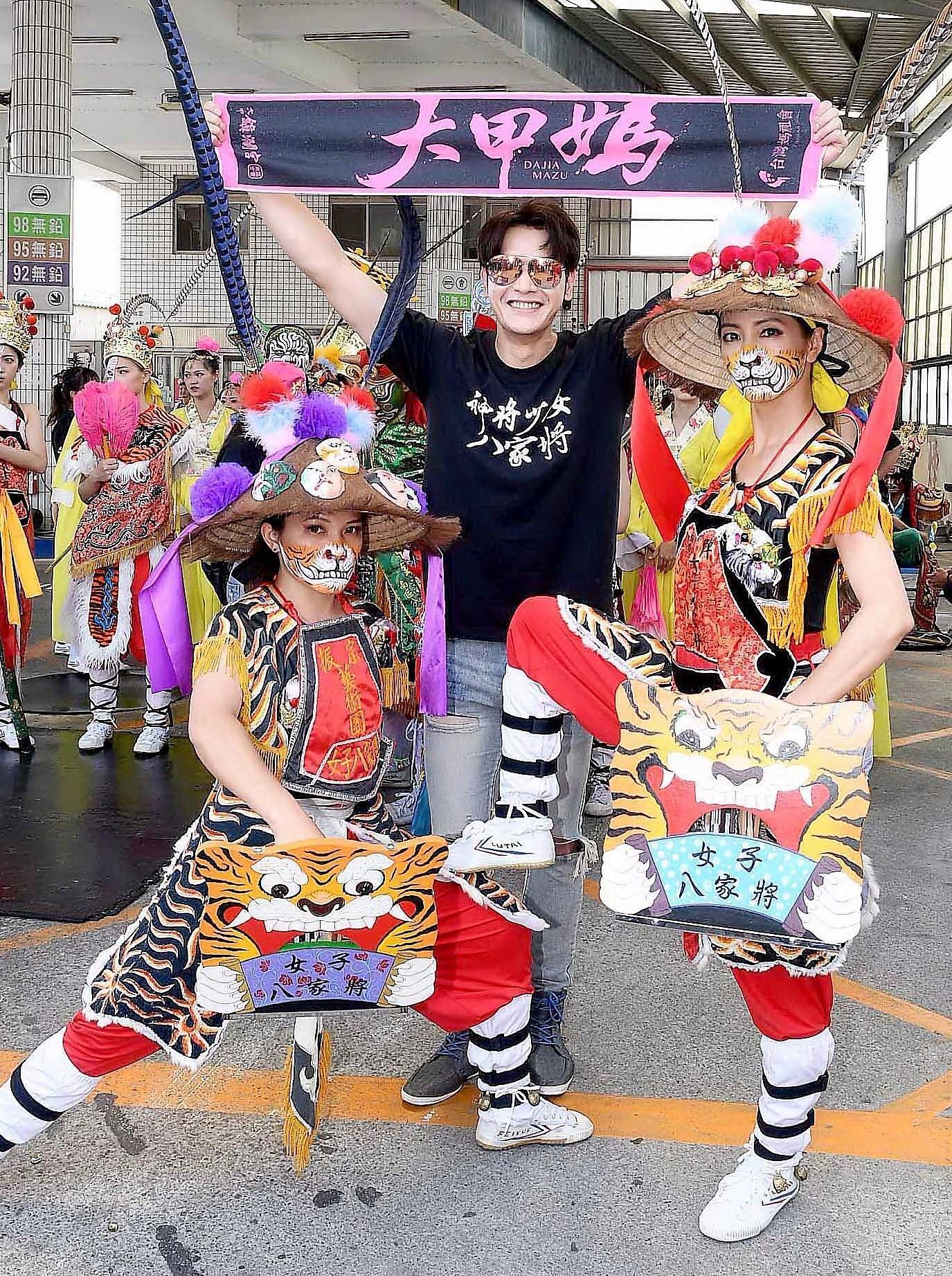 張勛傑（中） 、林韋君（右）跟同劇組參與大甲媽祖遶境。（華視提供）