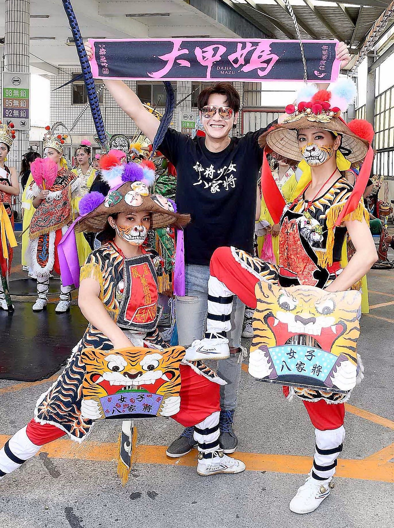 張勛傑（中） 、林韋君（右）跟同劇組參與大甲媽祖遶境。（華視提供）