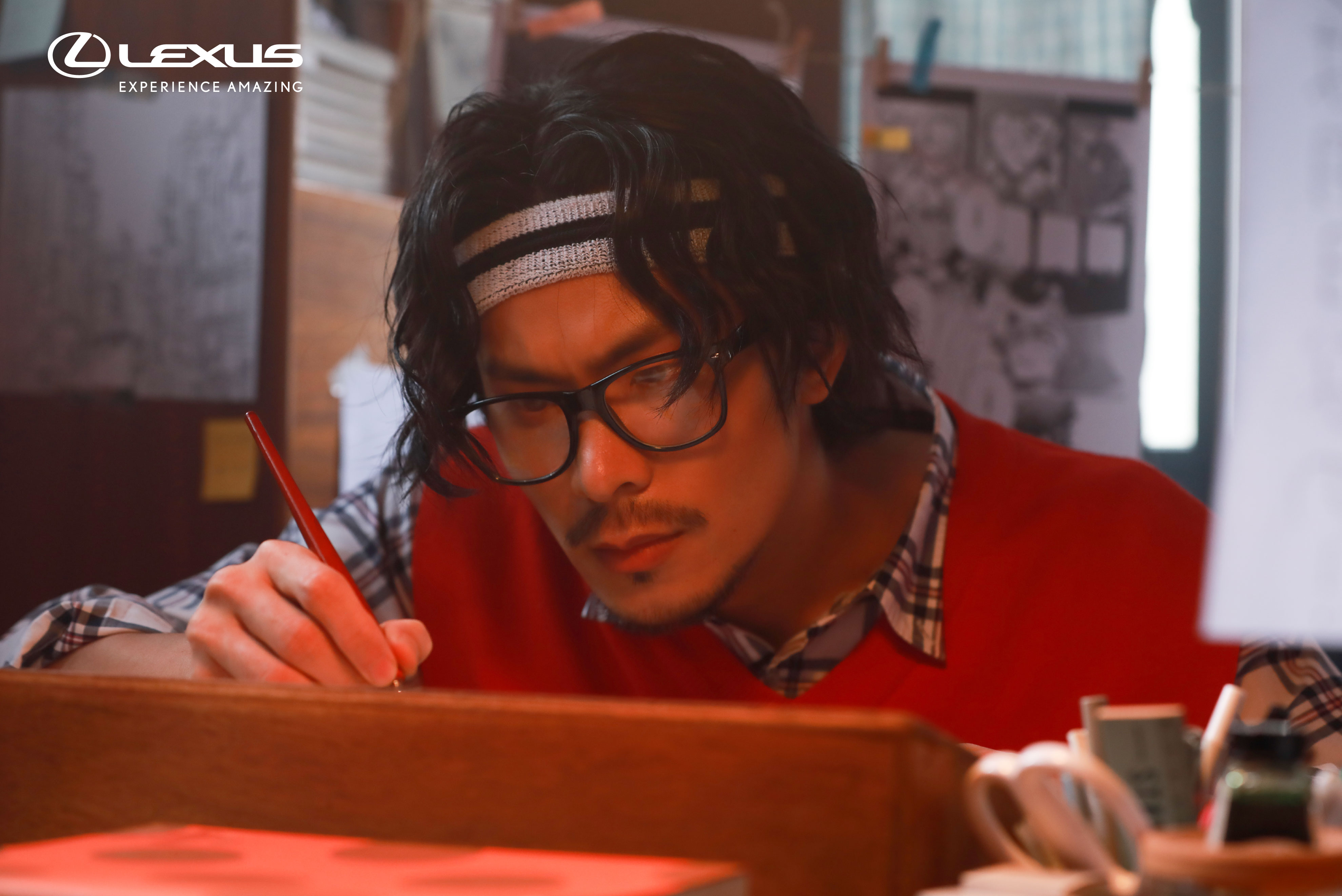 姚淳耀所飾演的漫畫家、因截稿時間將至正努力趕稿。（禾圓行銷提供）