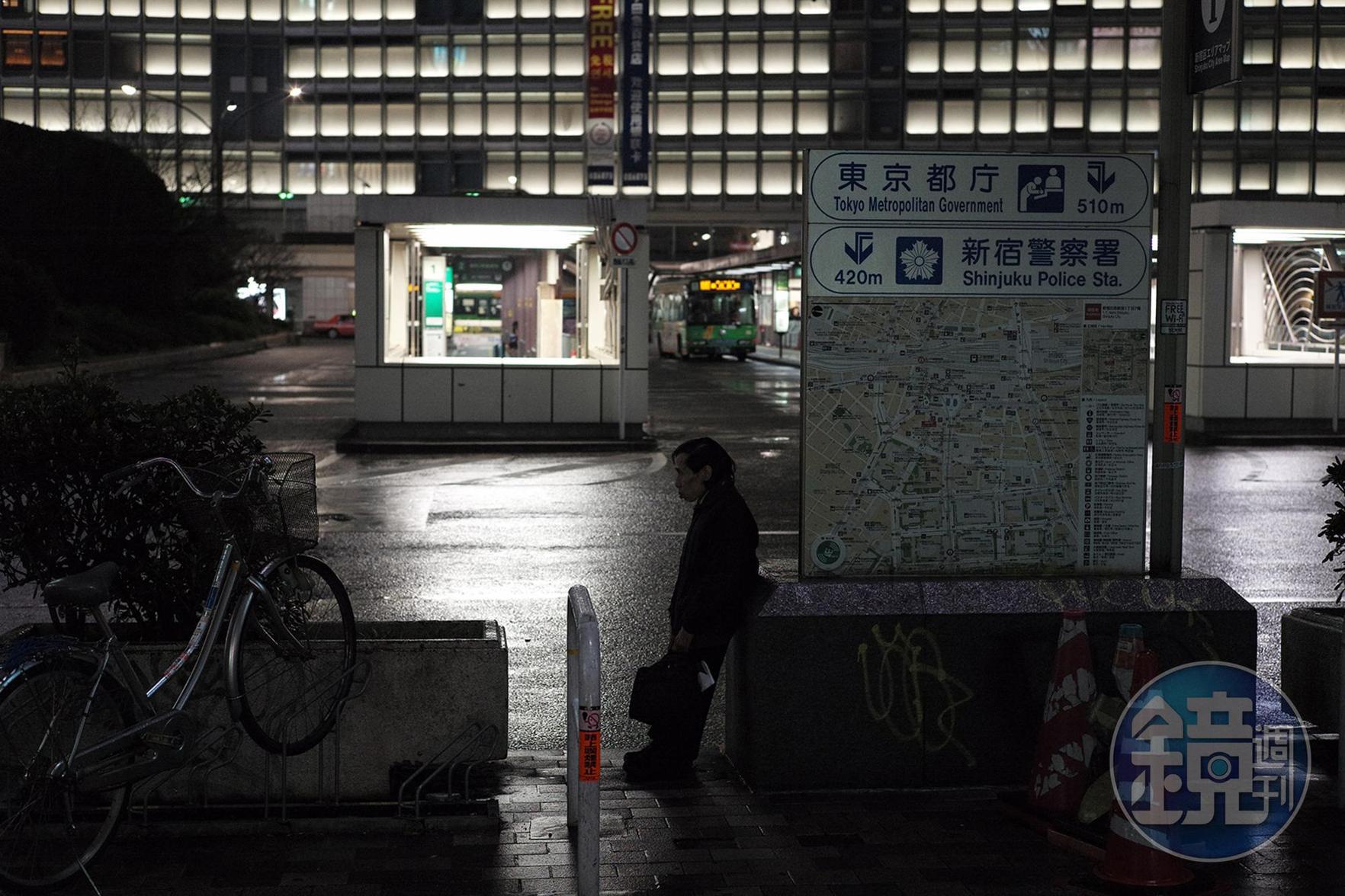 夜晚在新宿街頭徘徊的上班族。