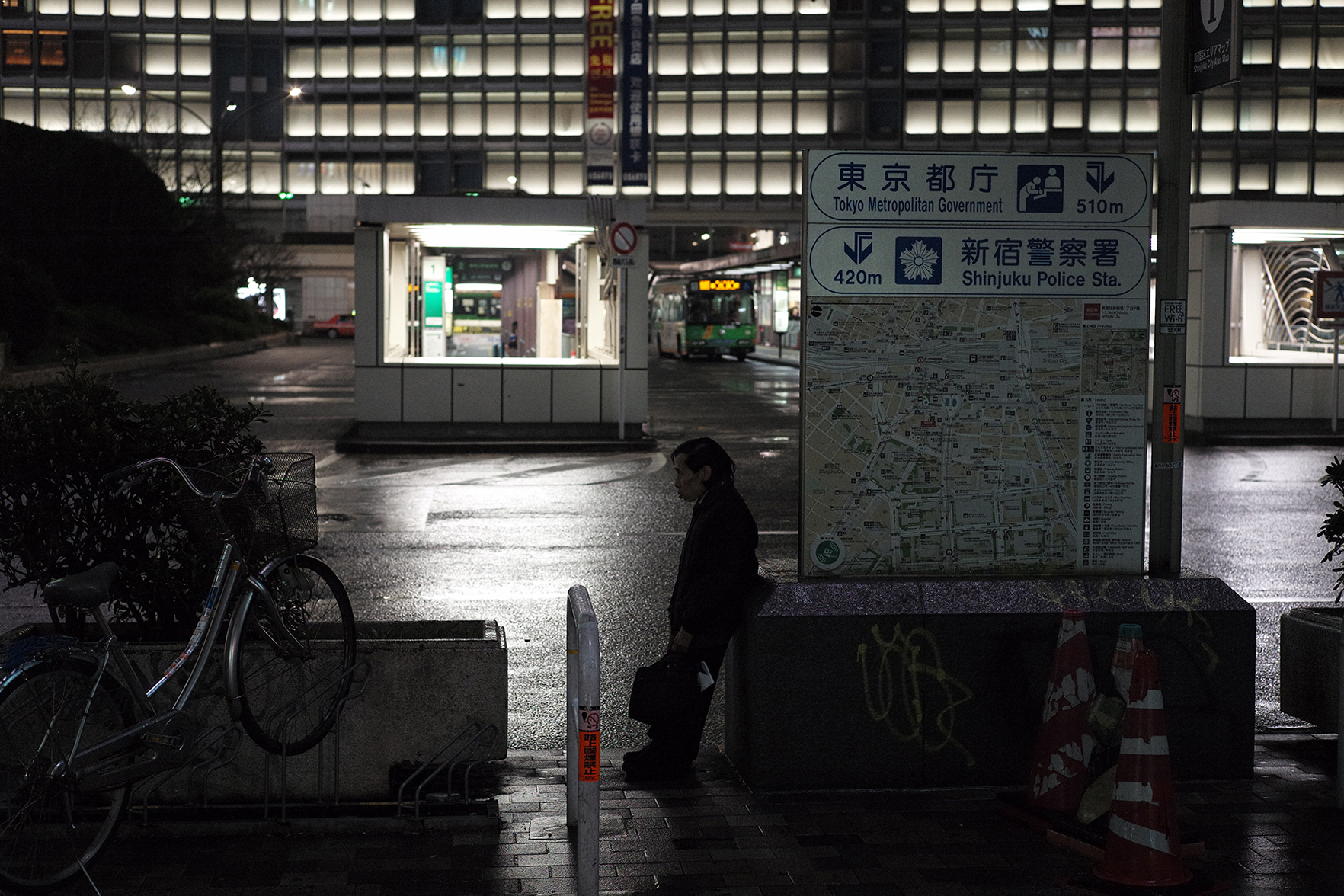 夜晚在新宿街頭徘徊的上班族。