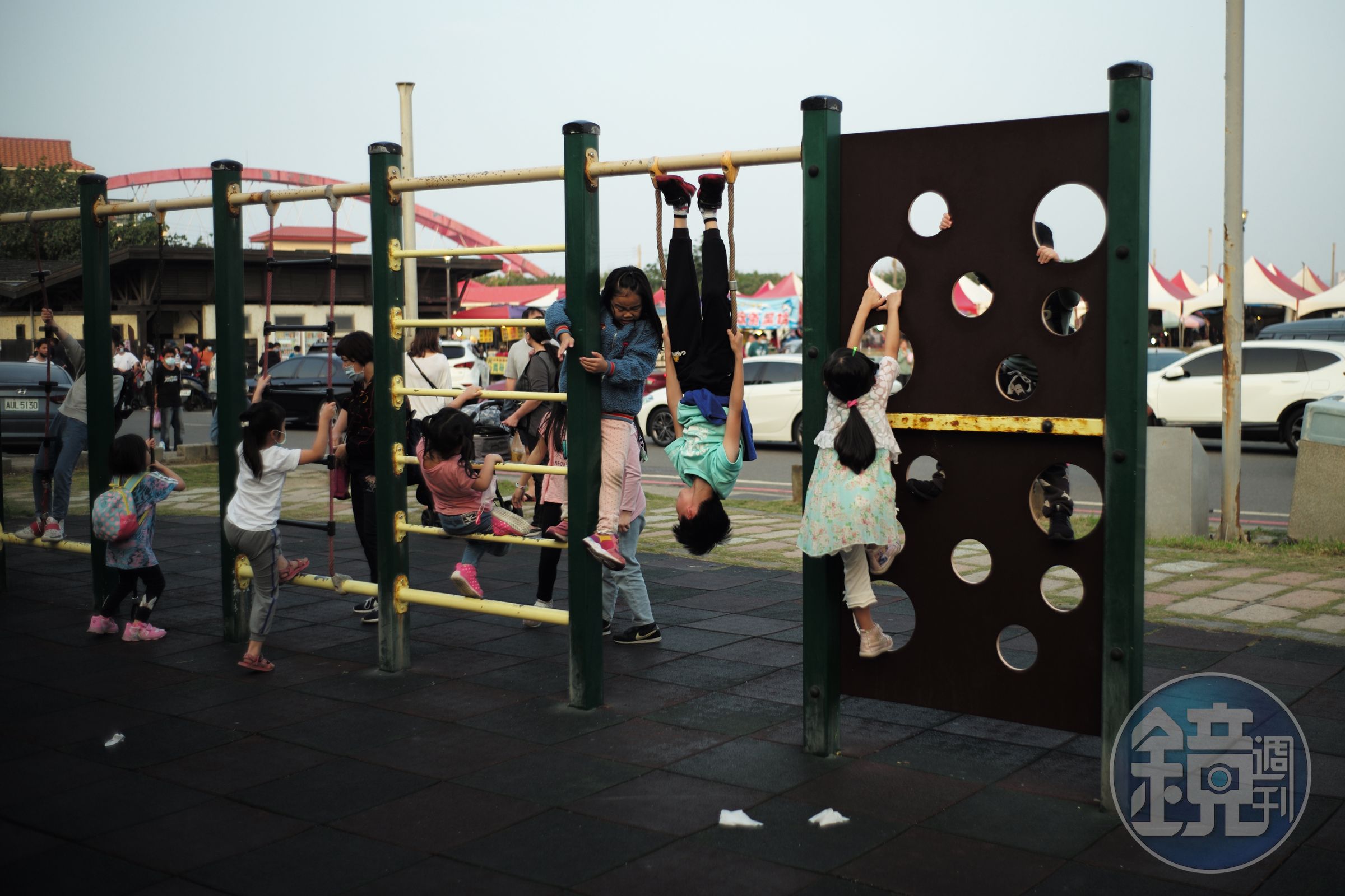 孩子們在港邊的遊戲場嬉戲。