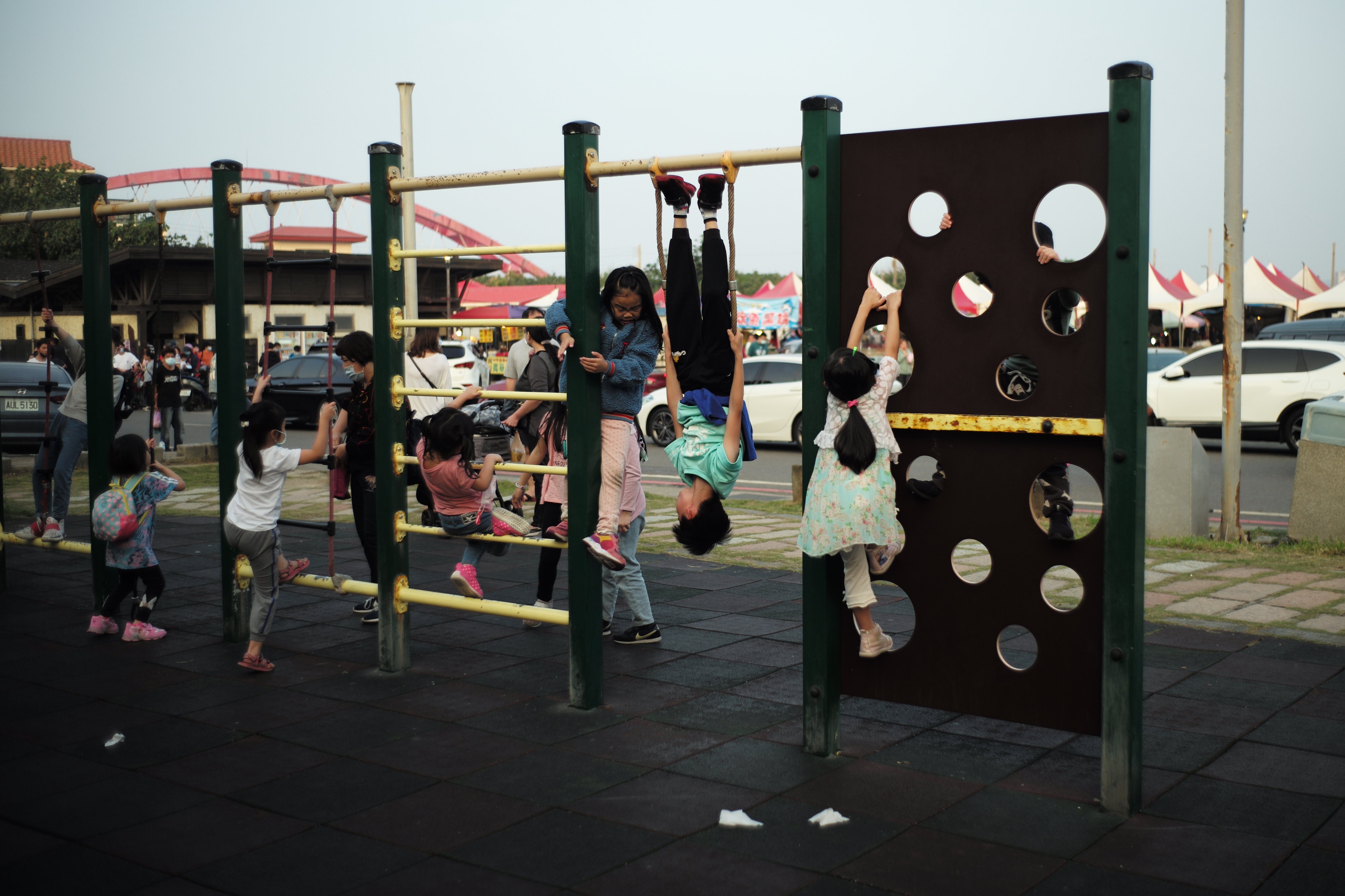 孩子們在港邊的遊戲場嬉戲。